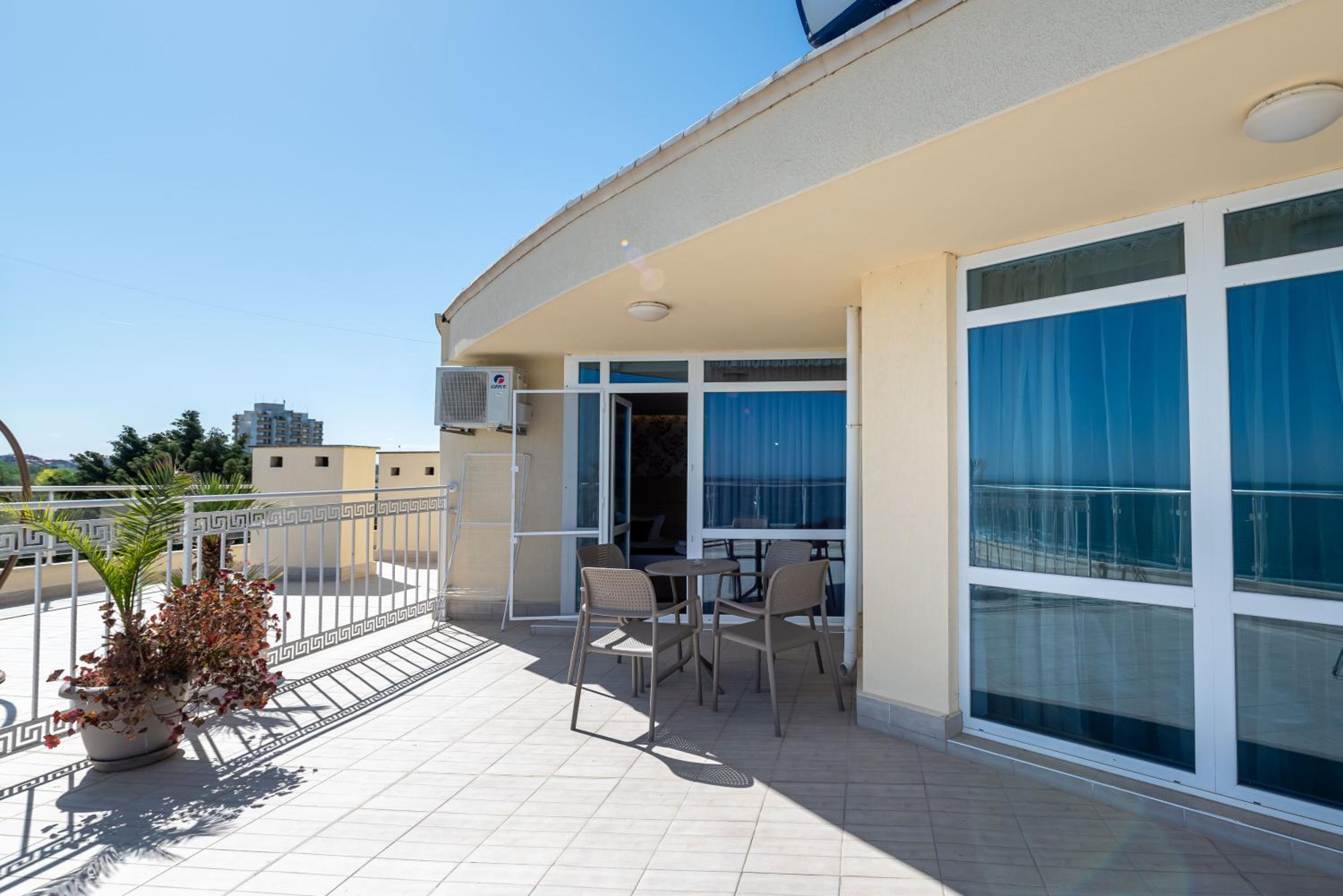Apartment with Sea View and Balcony - Photo 2