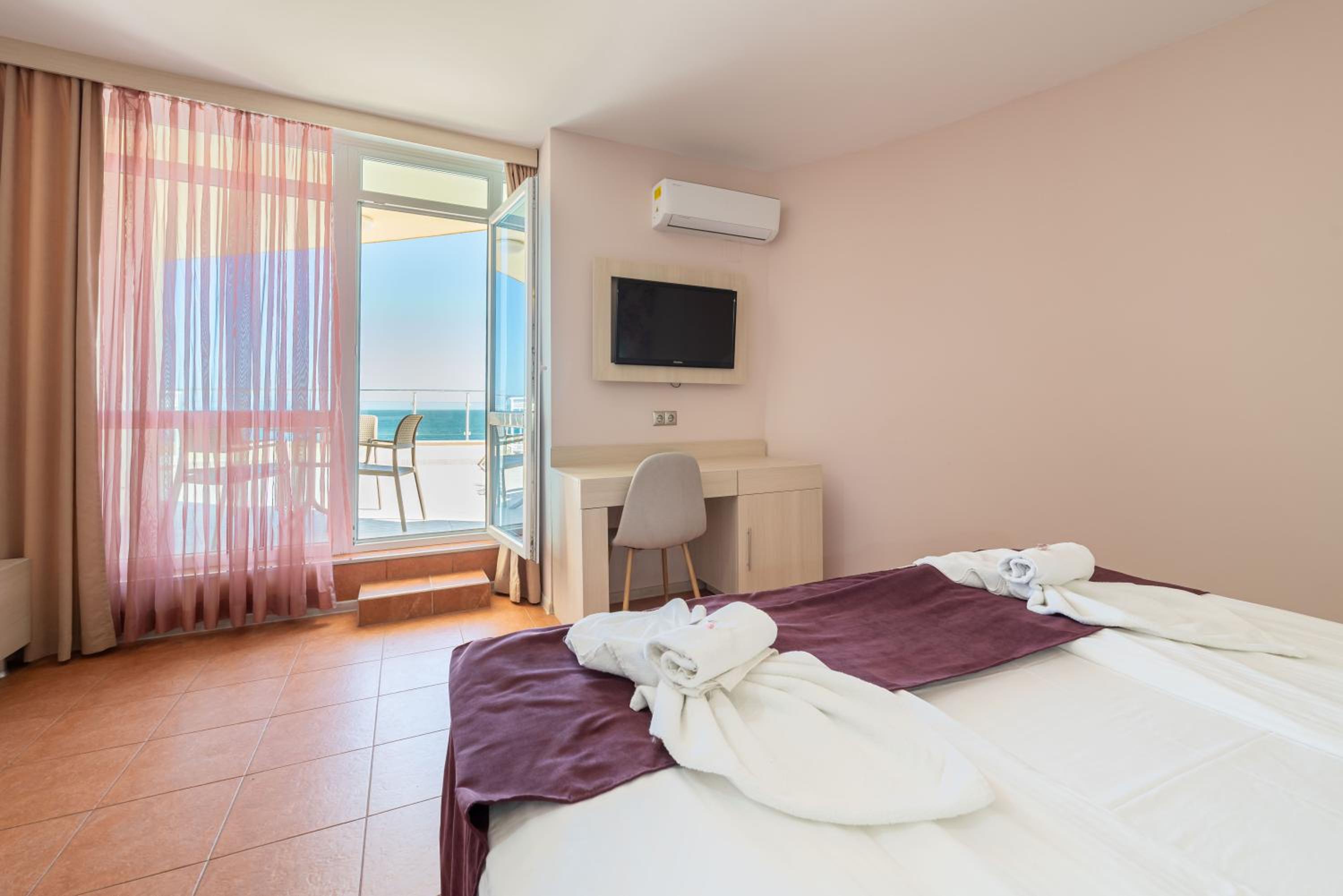 Apartment with Sea View and Balcony - Photo 1