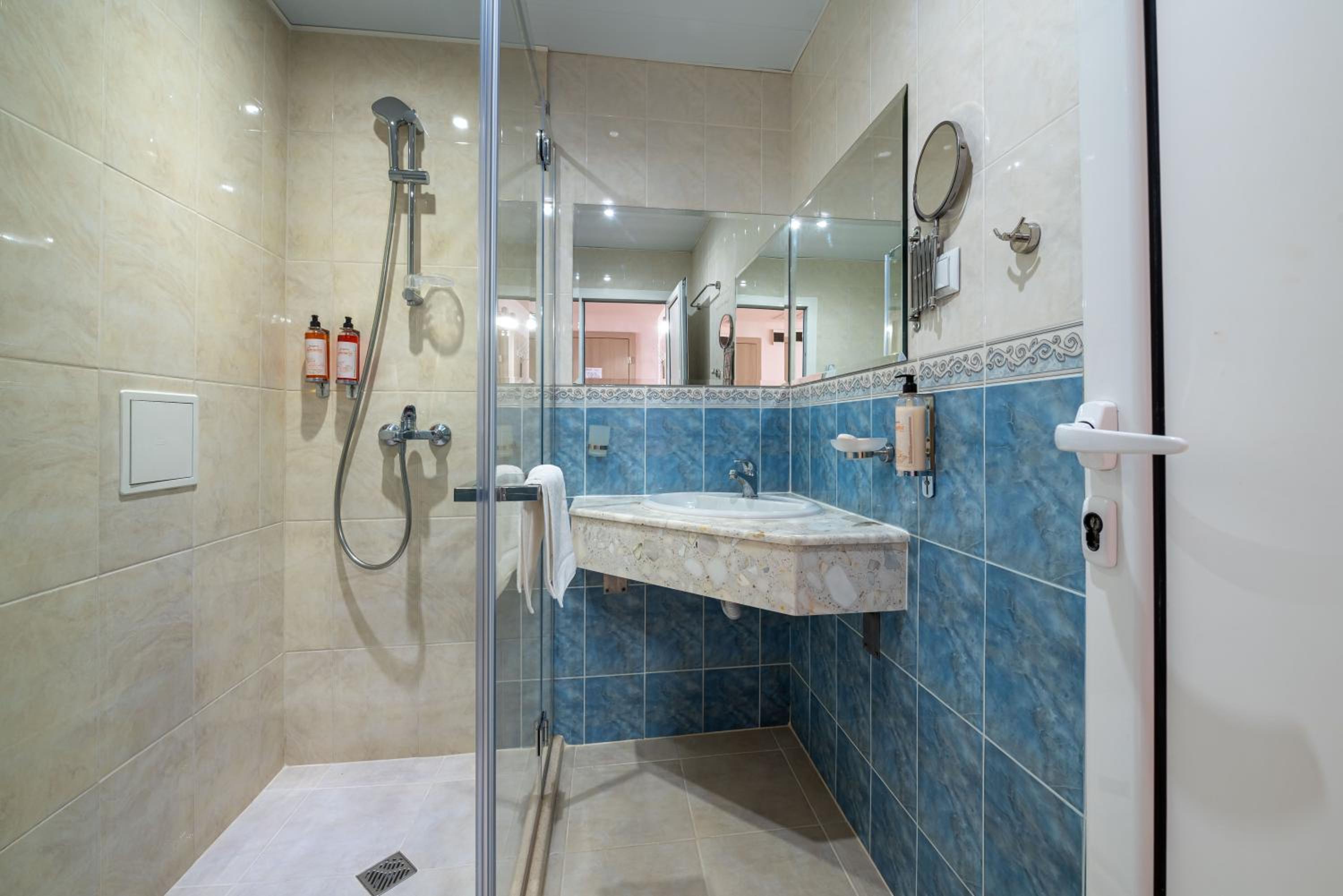 Apartment with Sea View and Balcony - Photo 7