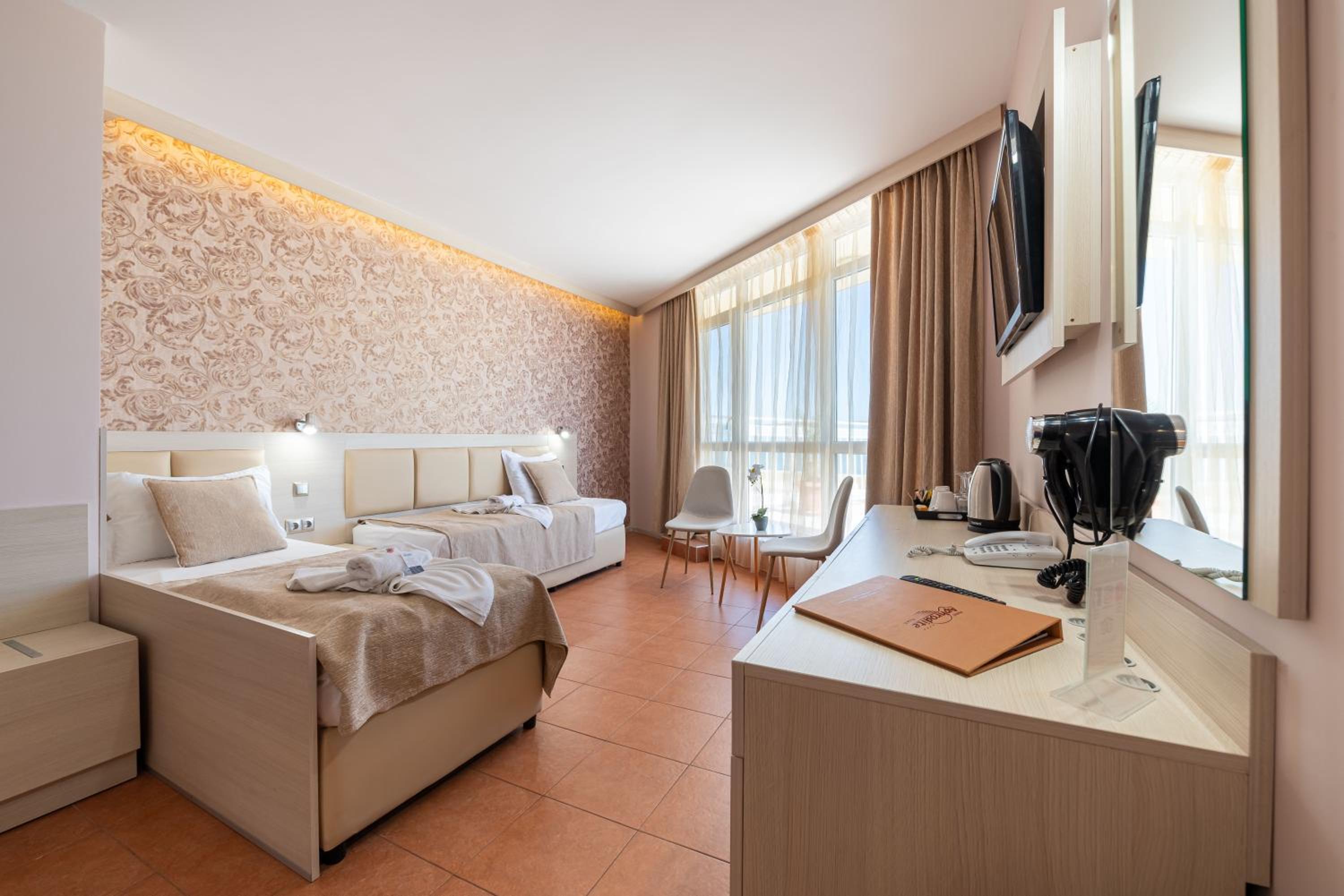 Apartment with Sea View and Balcony - Photo 8