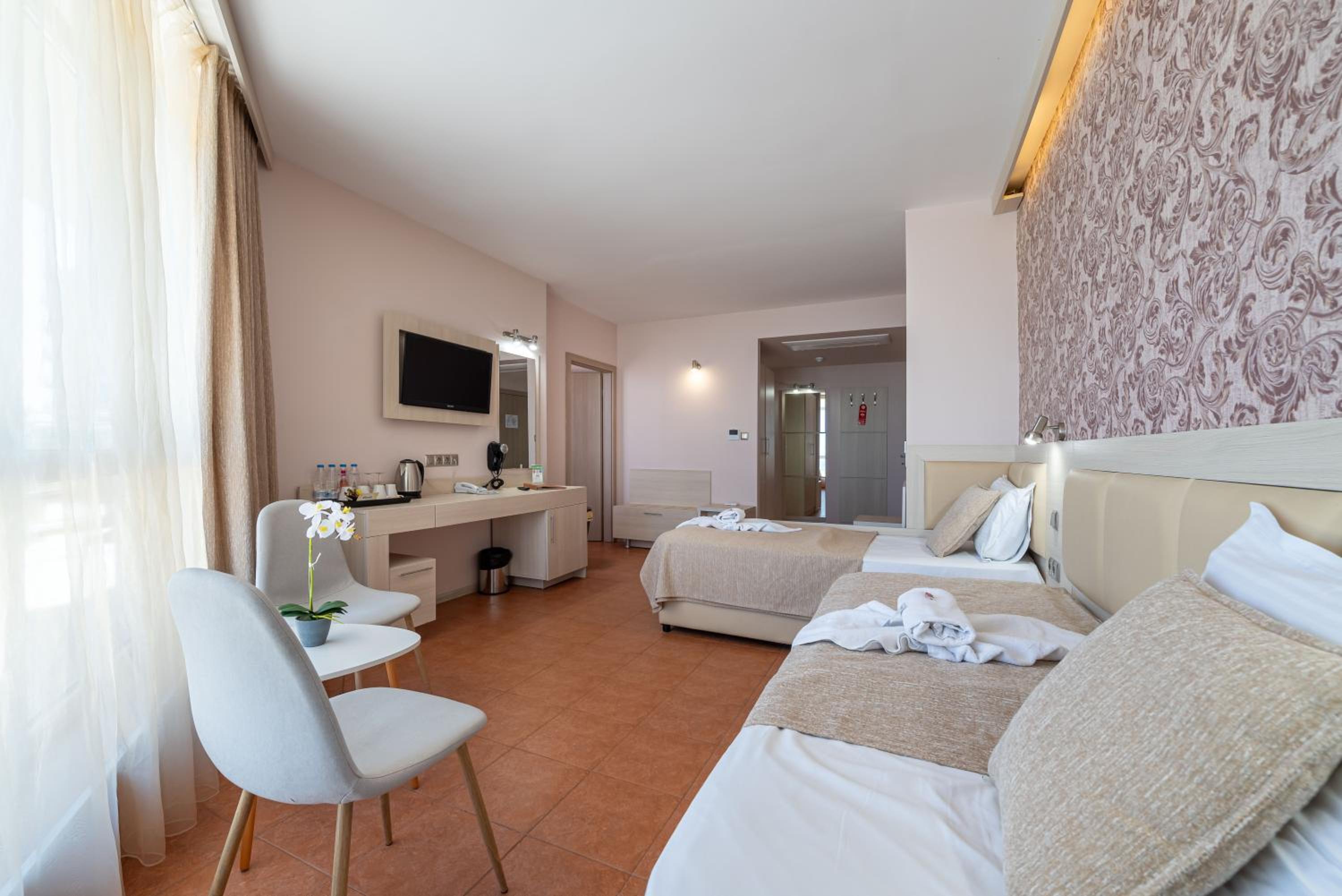 Apartment with Sea View and Balcony - Photo 3