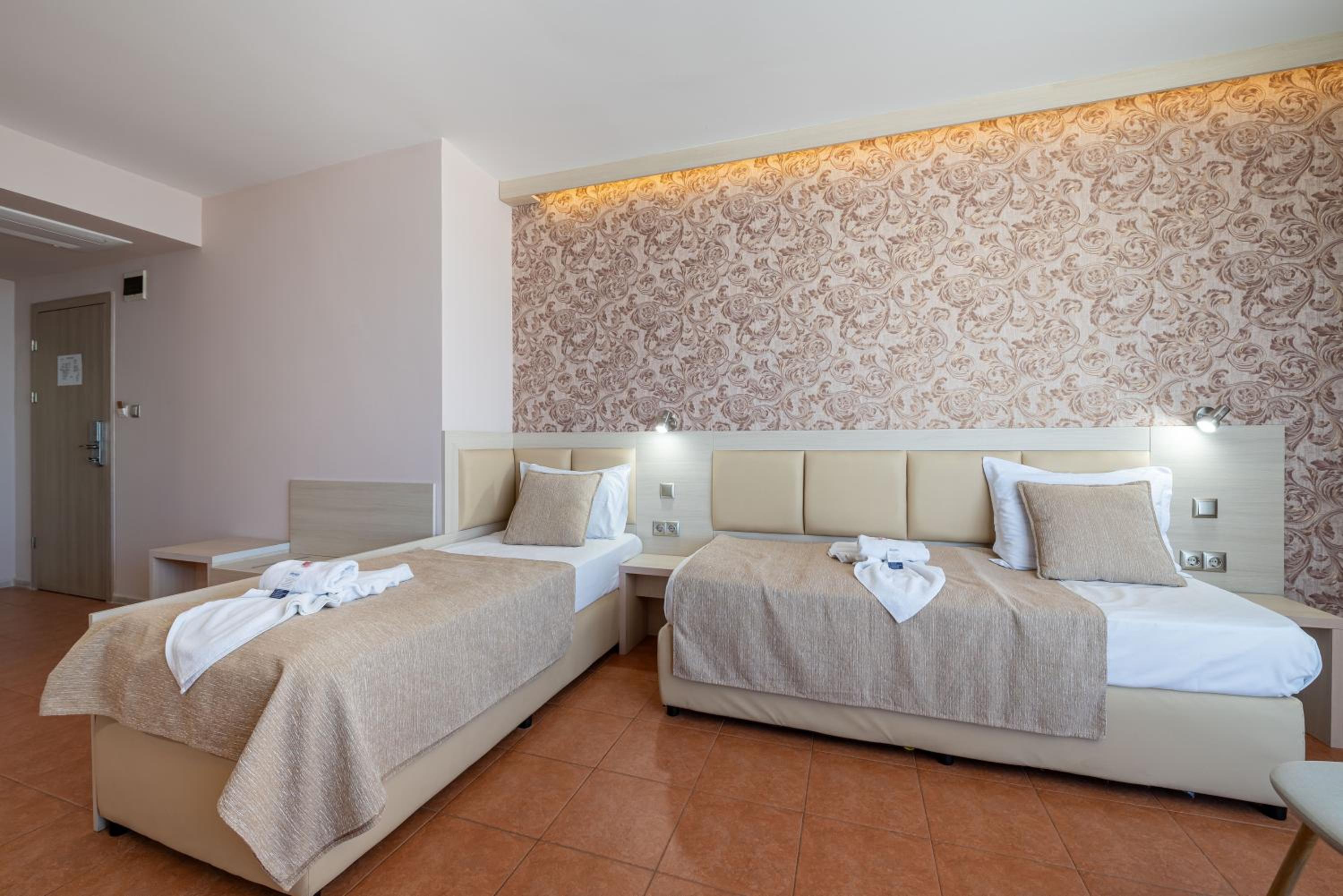 Apartment with Sea View and Balcony - Photo 6