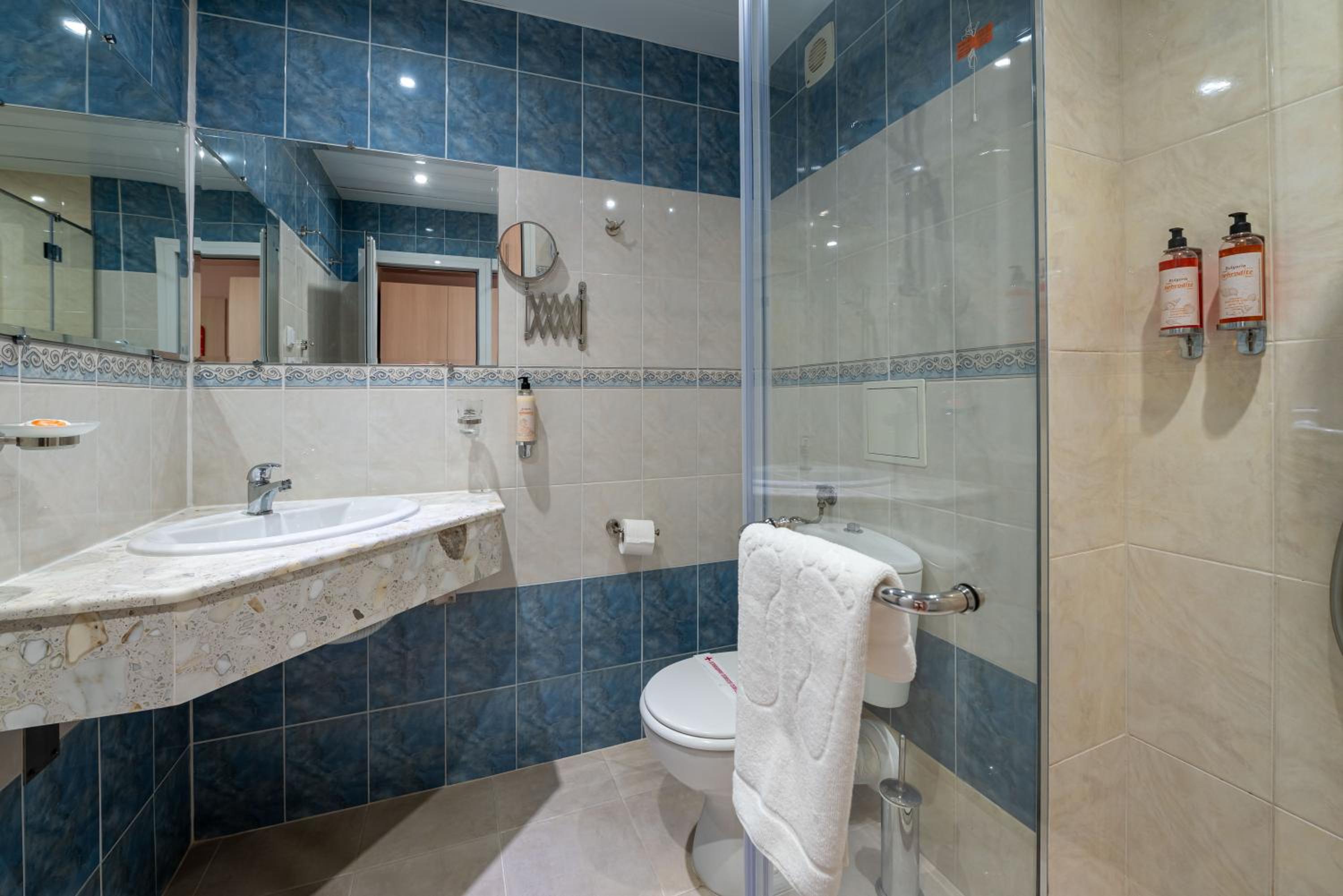 Twin Room with Sea View and Balcony with Free Beach Access - Photo 4