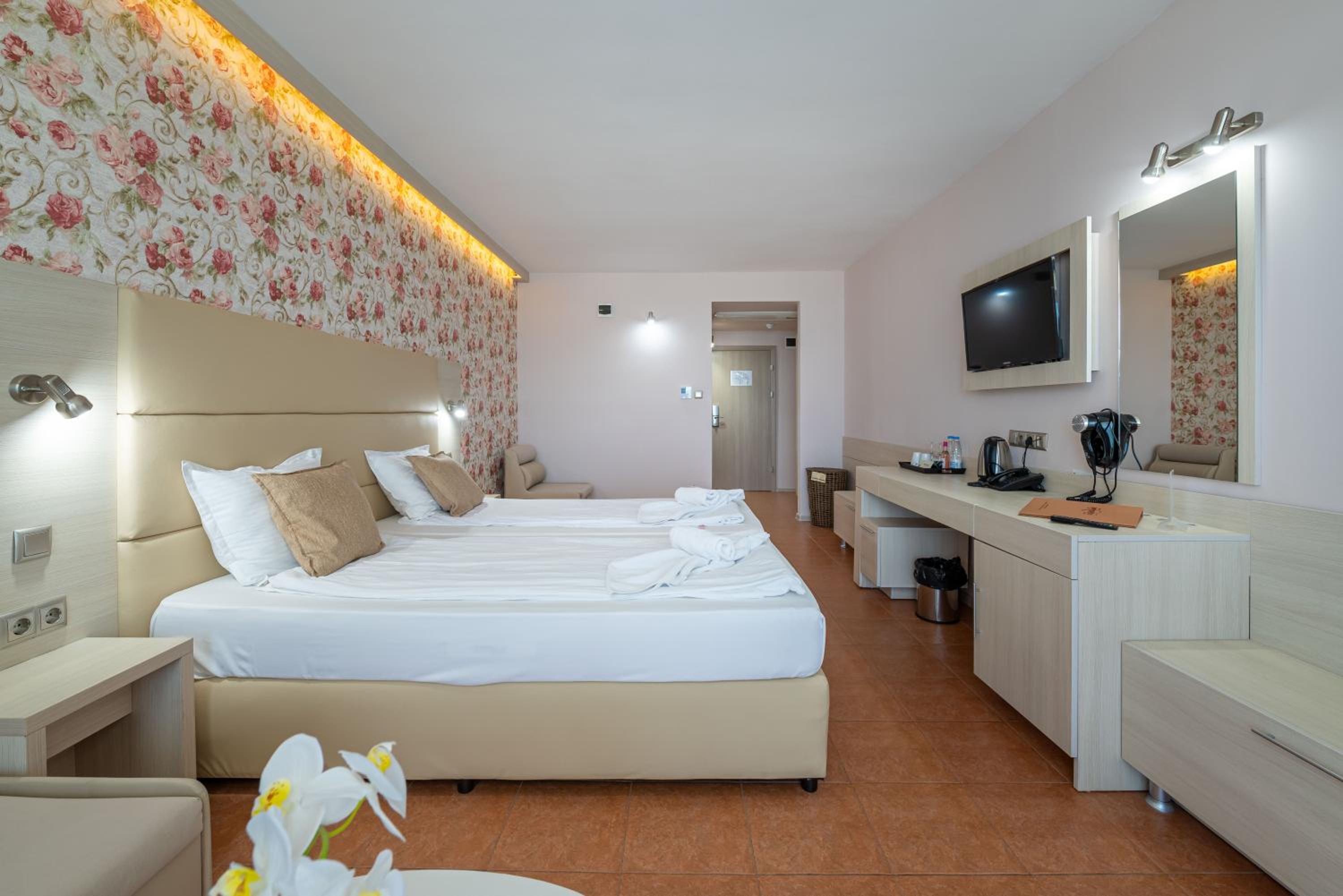 Twin Room with Sea View and Balcony with Free Beach Access - Photo 3