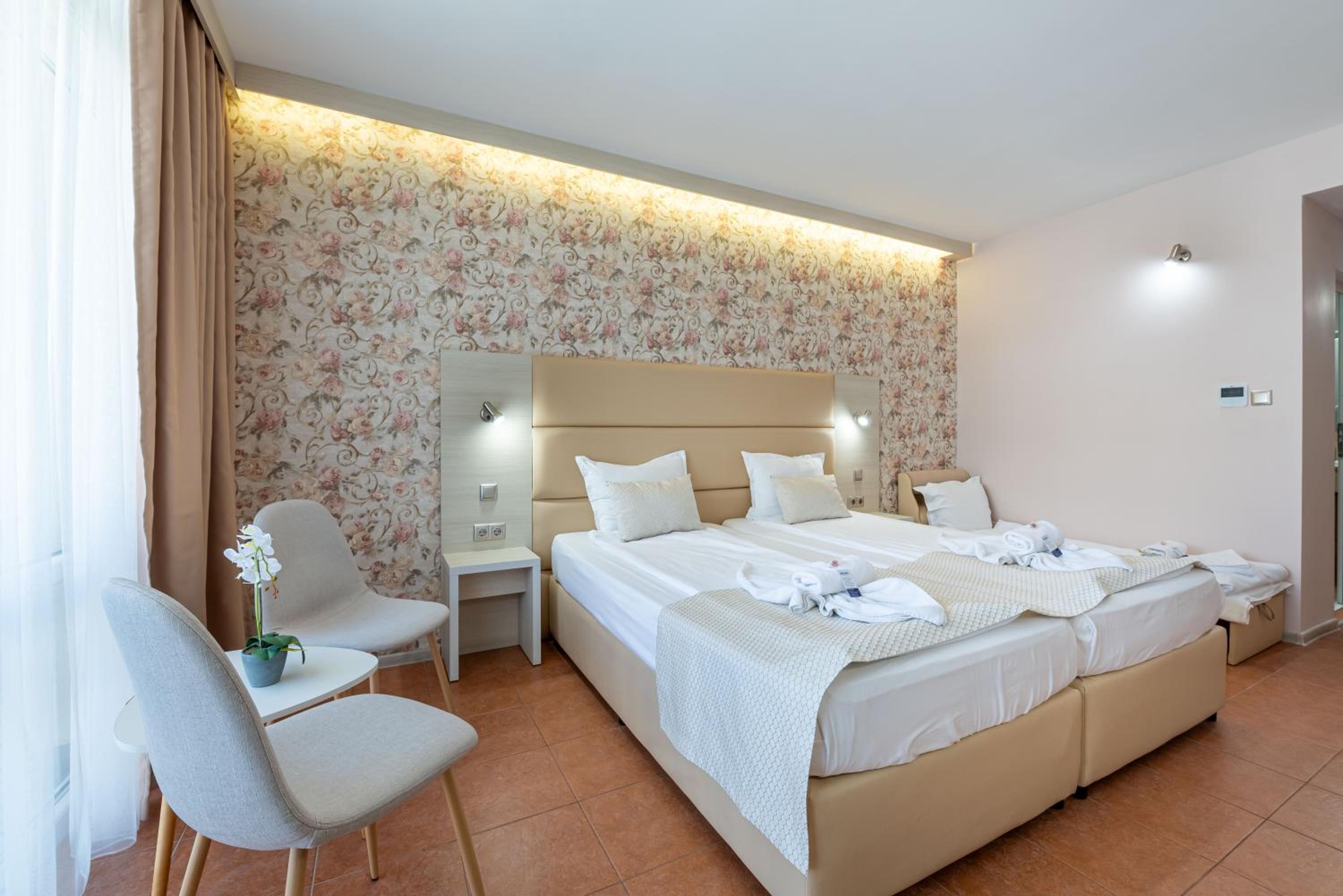 Twin Room with Partial Sea View and Balcony - Photo 1