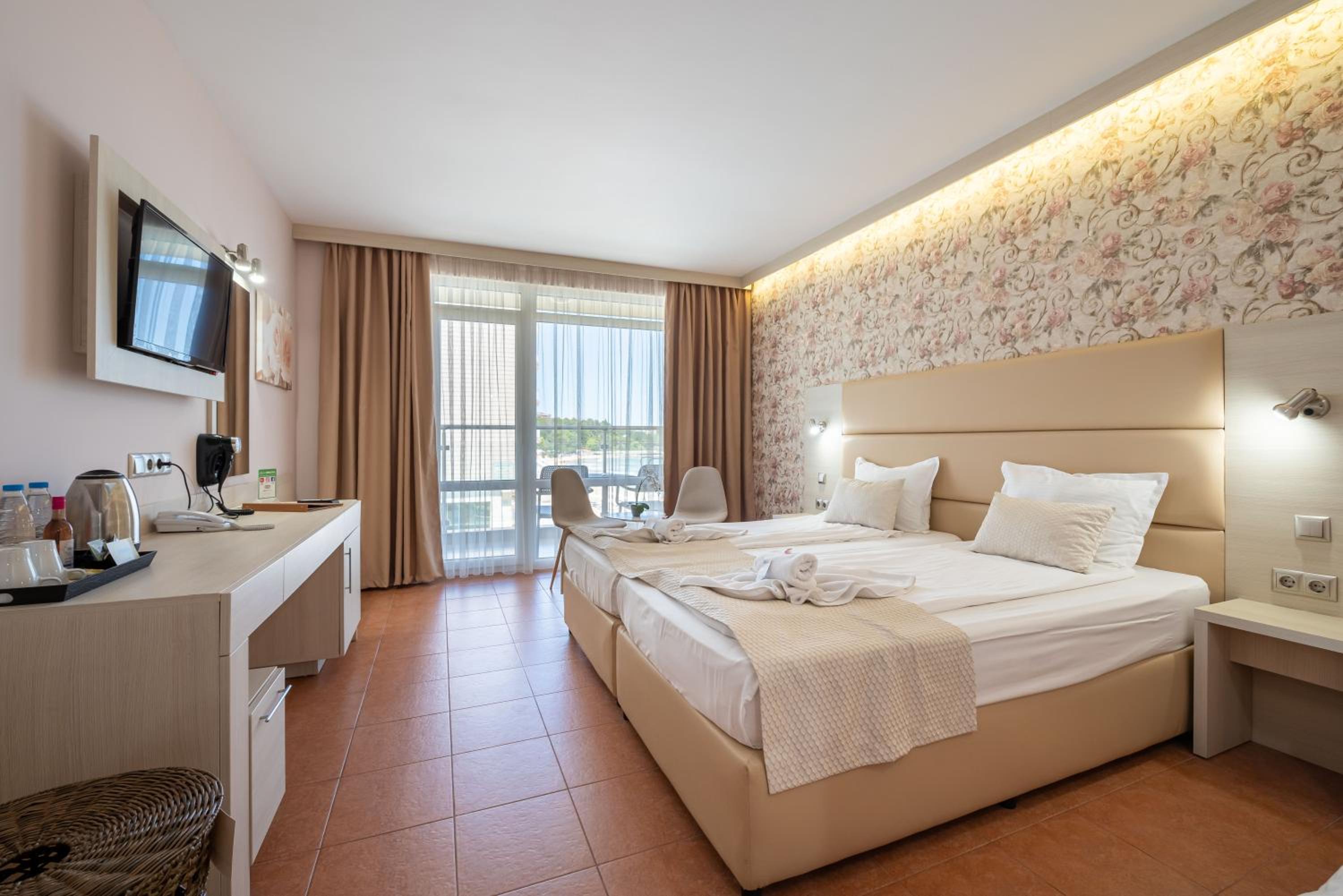 Twin Room with Partial Sea View and Balcony - Photo 2