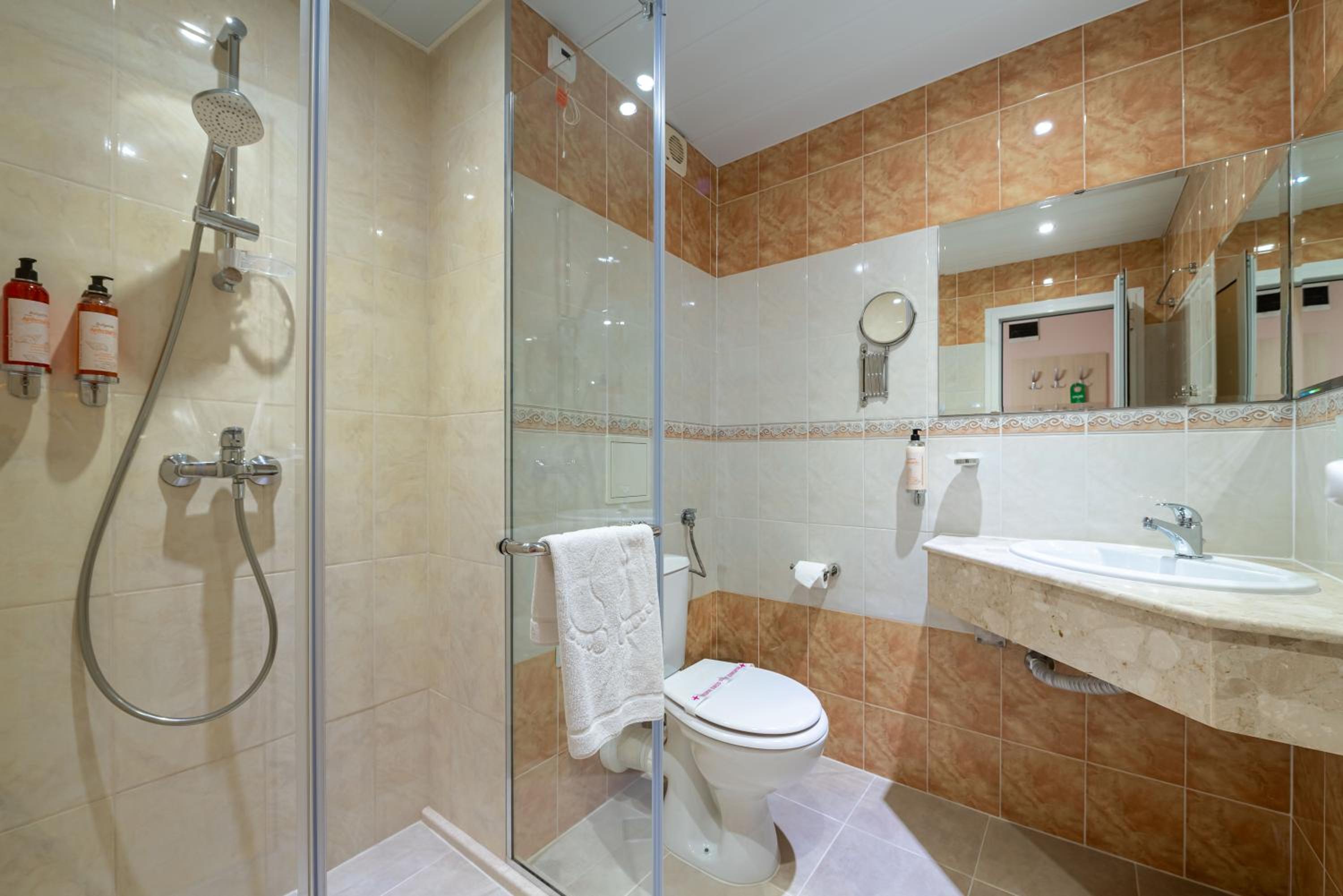 Twin Room with Garden View and Balcony - Photo 3