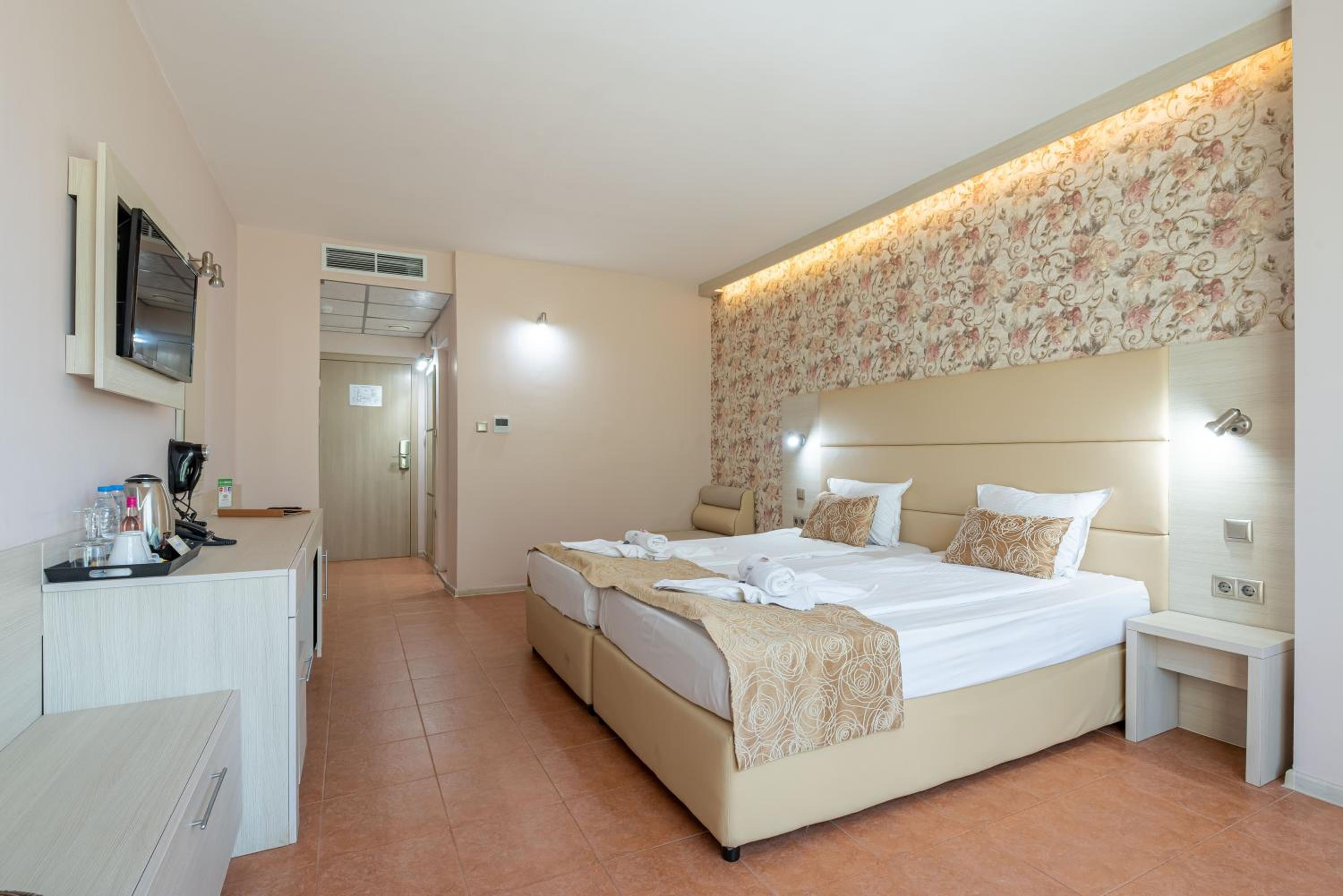 Twin Room with Garden View and Balcony - Photo 2