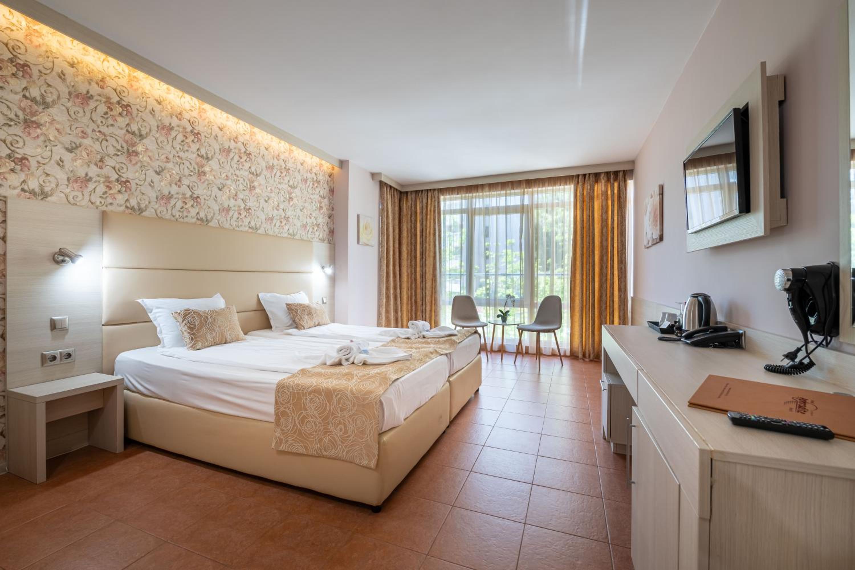 Twin Room with Garden View and Balcony - Photo 1