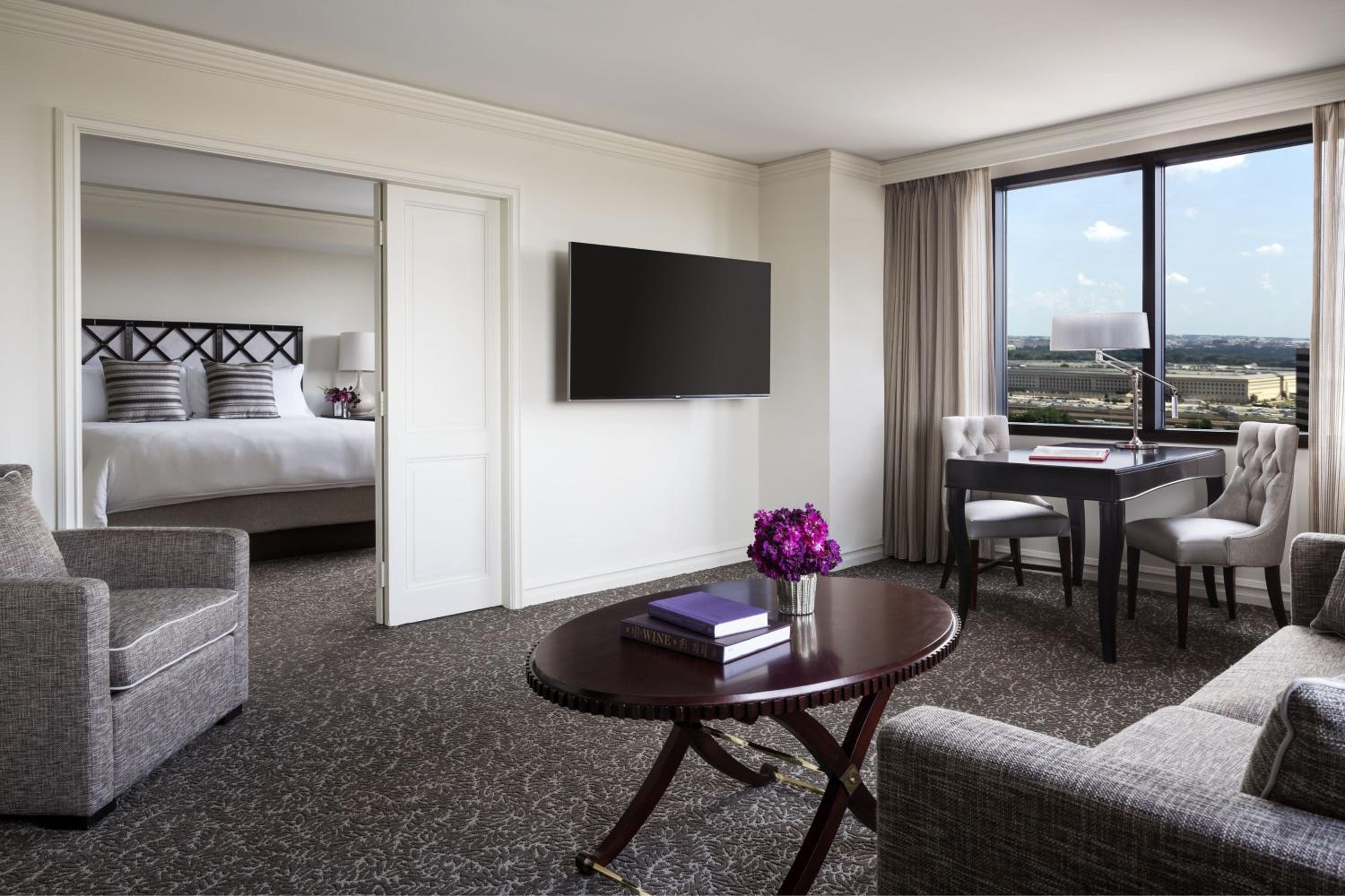 Club Level Executive One-Bedroom Suite  - Photo 1