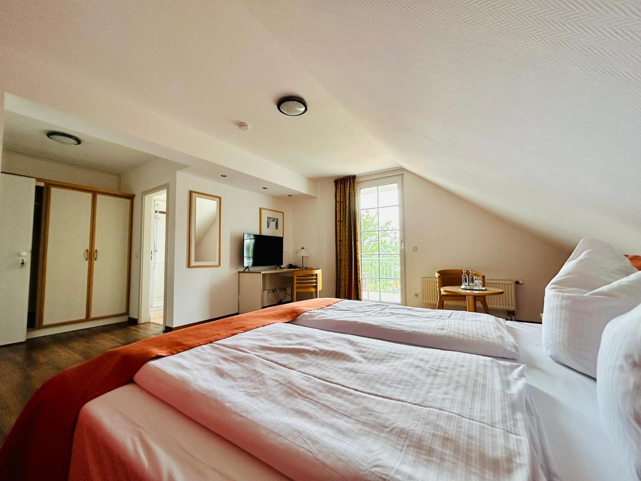 Double Room with Balcony - Photo 3