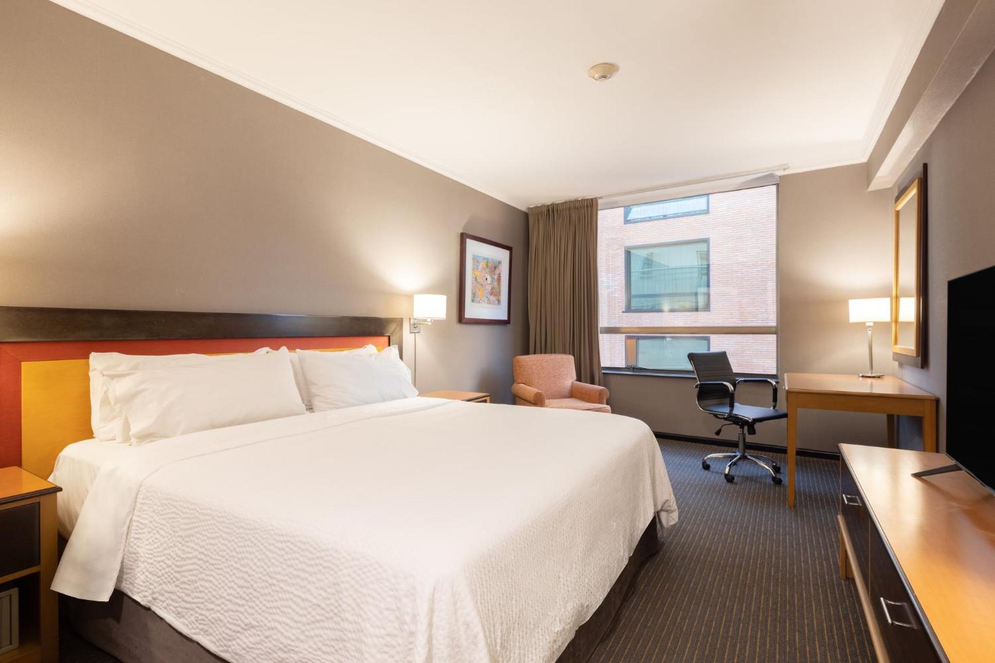 Standard King Room with Extra Floor Space thumbnail 6