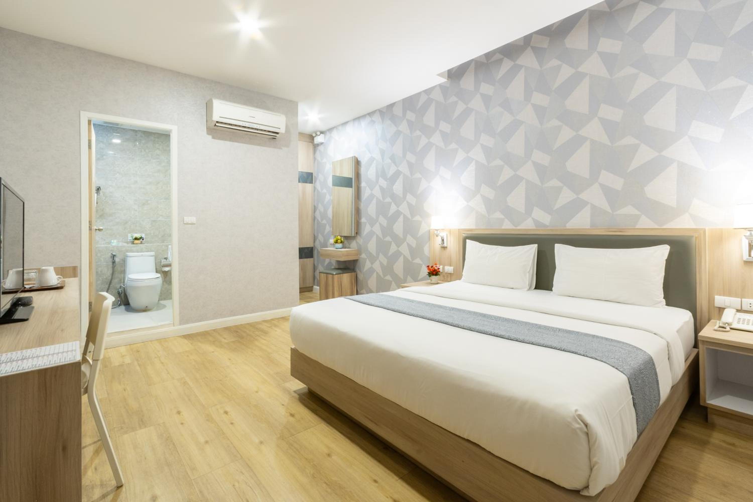 Deluxe Double Room - No Window photo 2
