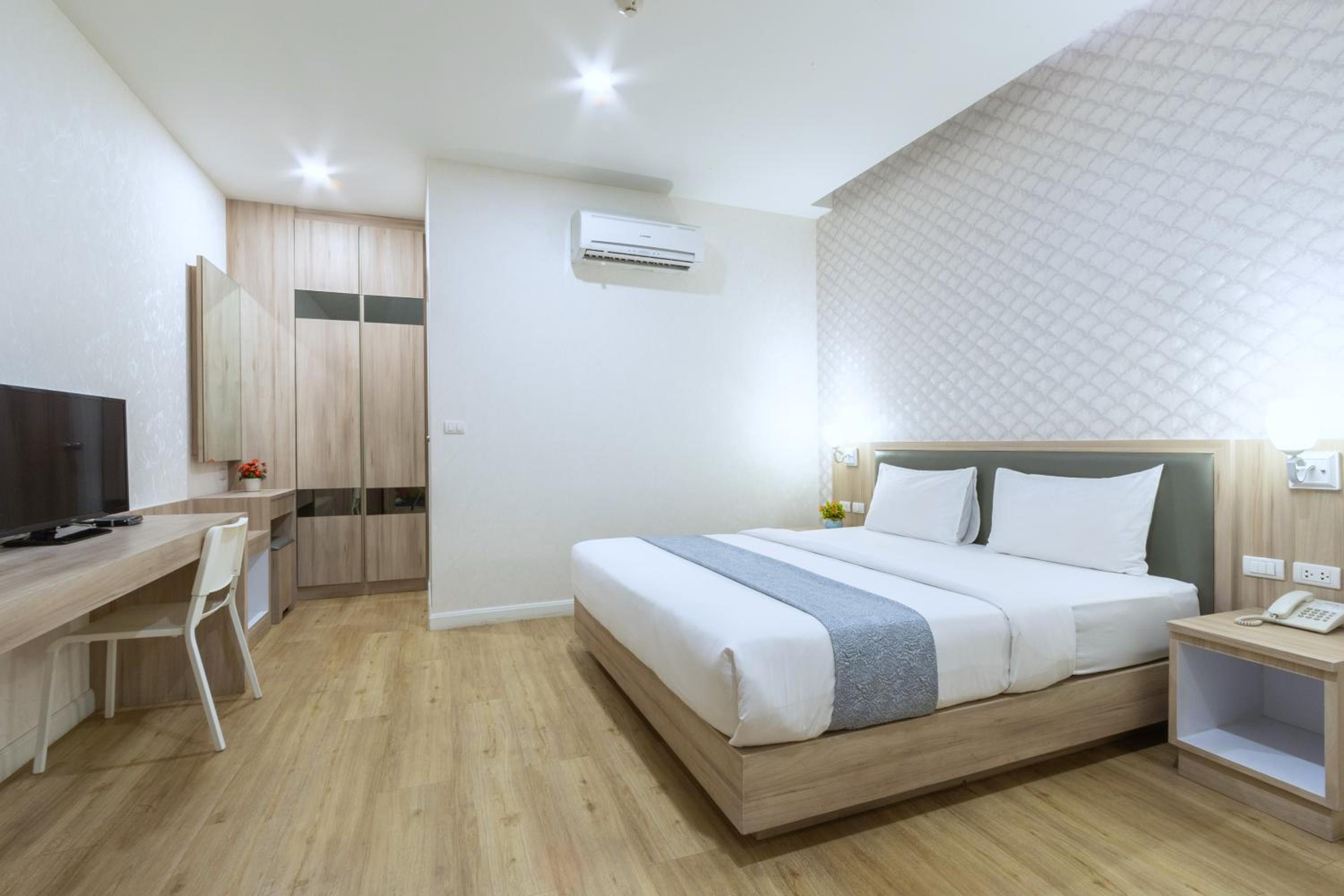 Deluxe Double Room - No Window photo 3