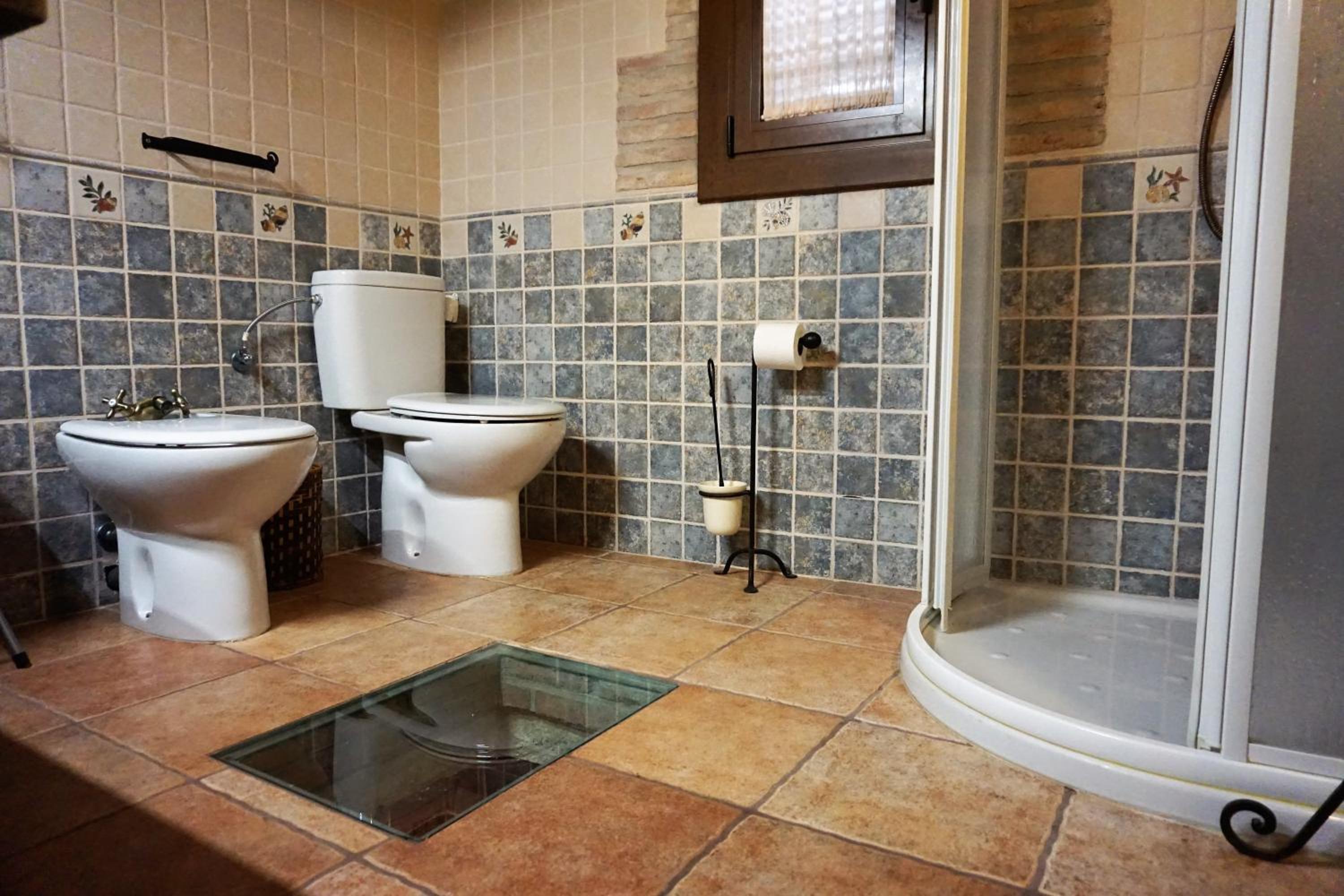 Six-Bedroom House photo 3