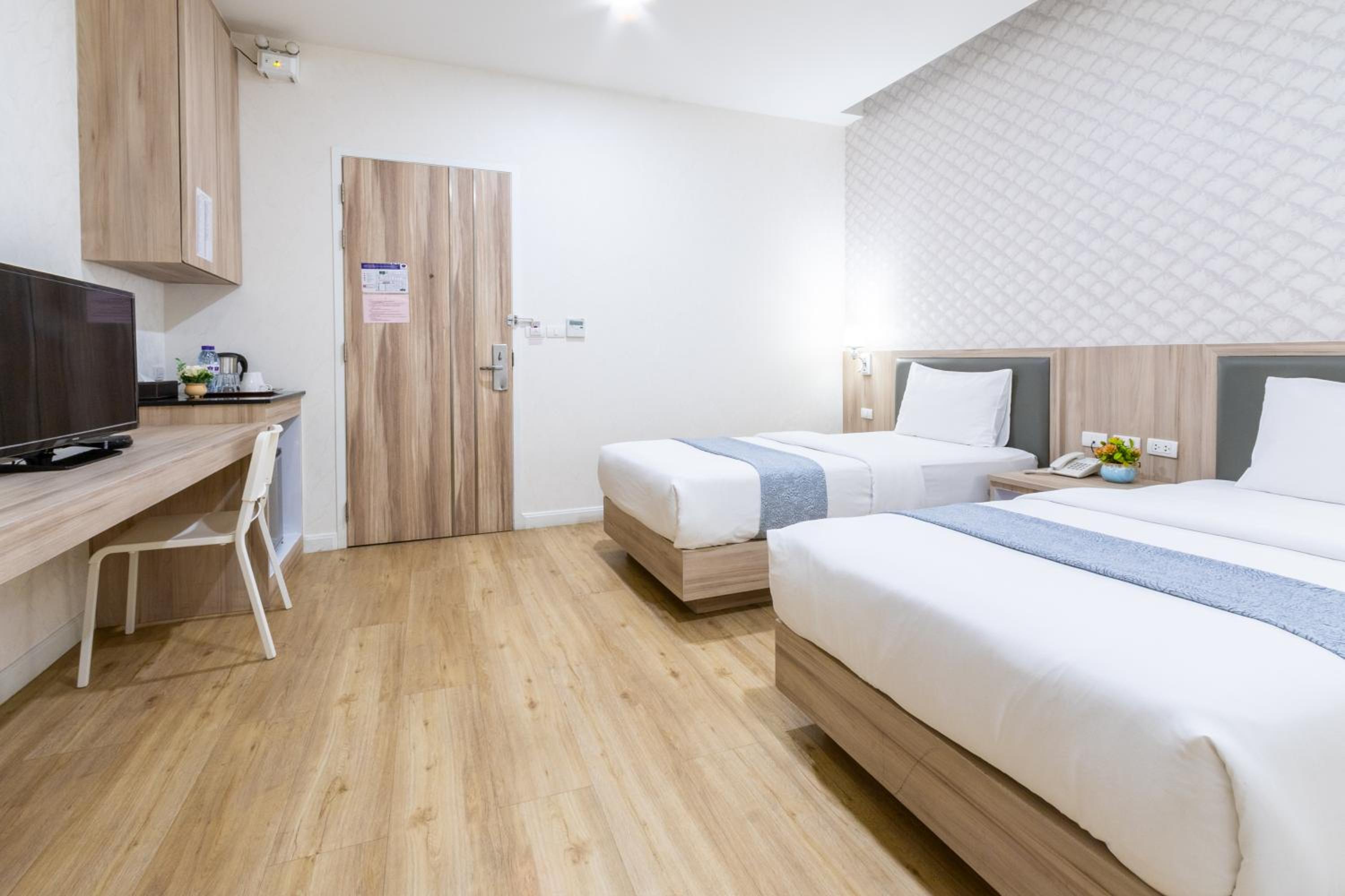 Deluxe Twin Room - No Window photo 2