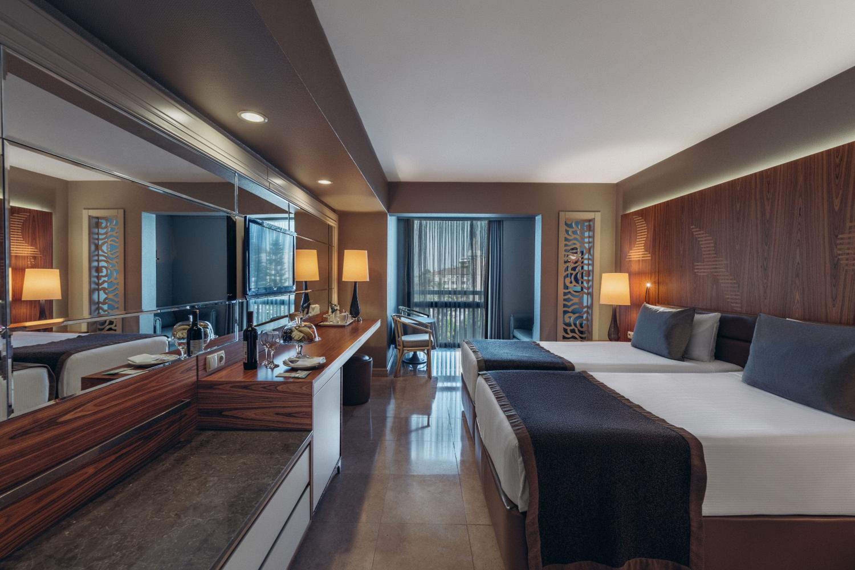 Standard Double or Twin Room with French balcony and Land view photo 2