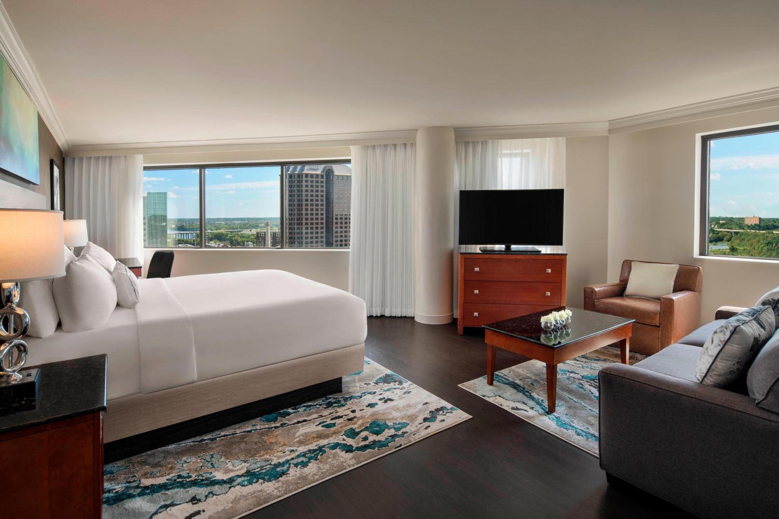 Executive Suite, 1 King, Sofa bed, River view - Photo 1