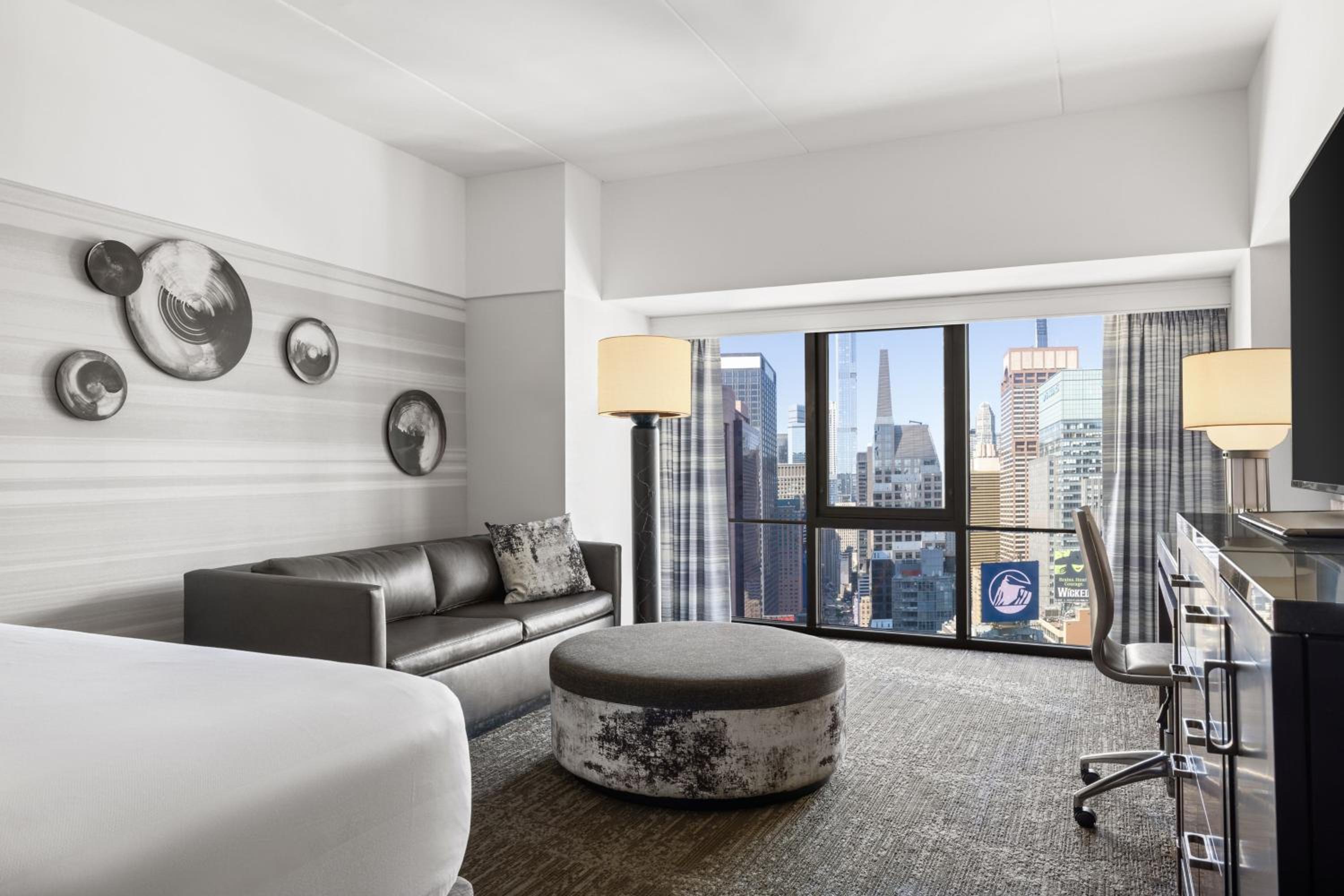 Superior Double Room with Two Double Beds and Times Square View - Hearing Accessible thumbnail 6