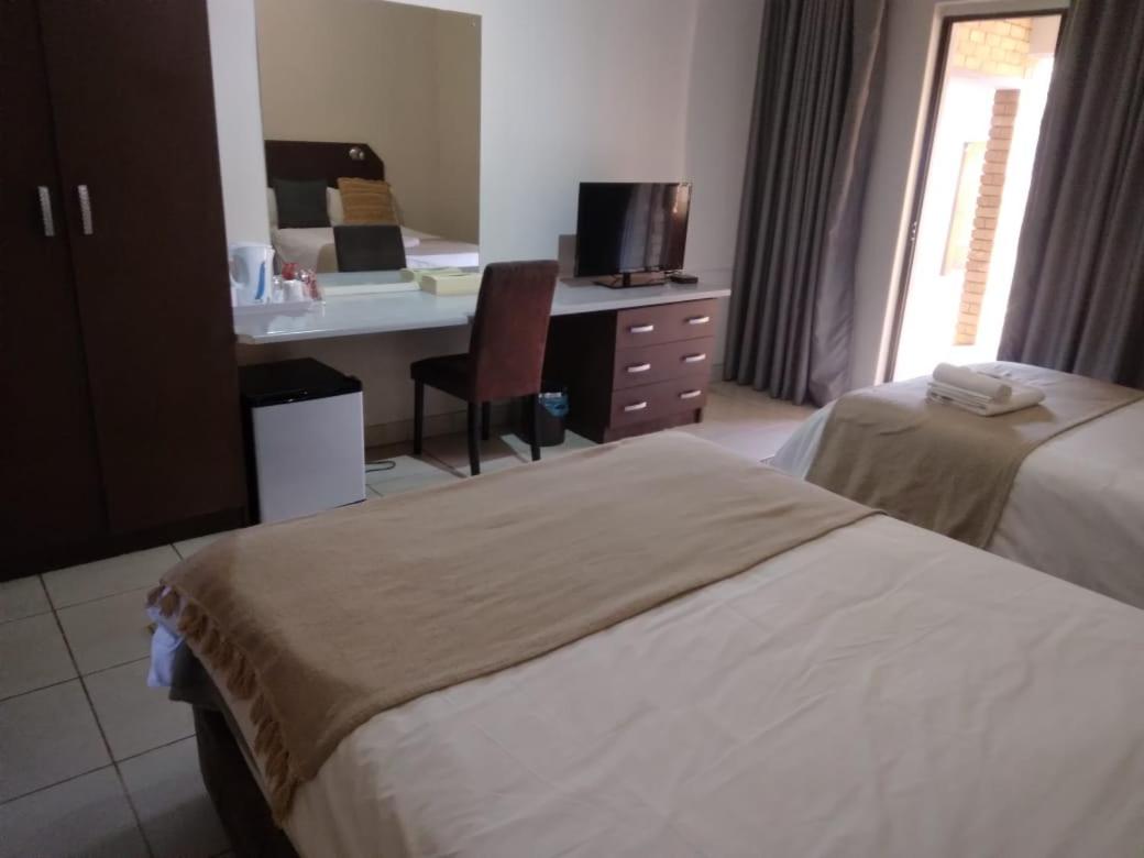 Deluxe Double Room (2 Adults + 1 Child) - Photo 4