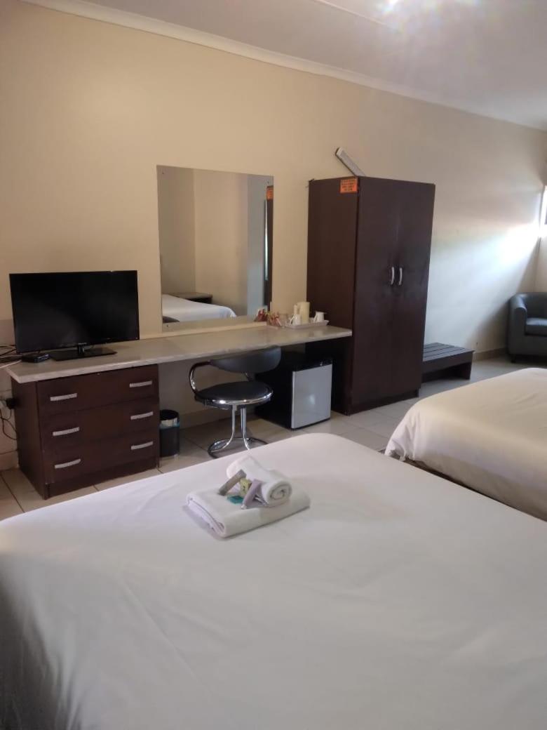 Deluxe Double Room (2 Adults + 1 Child) - Photo 5