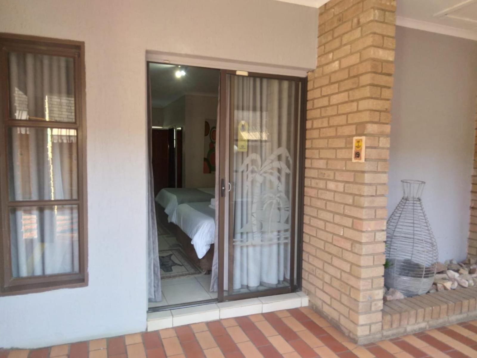 Deluxe Double Room (2 Adults + 1 Child) - Photo 10