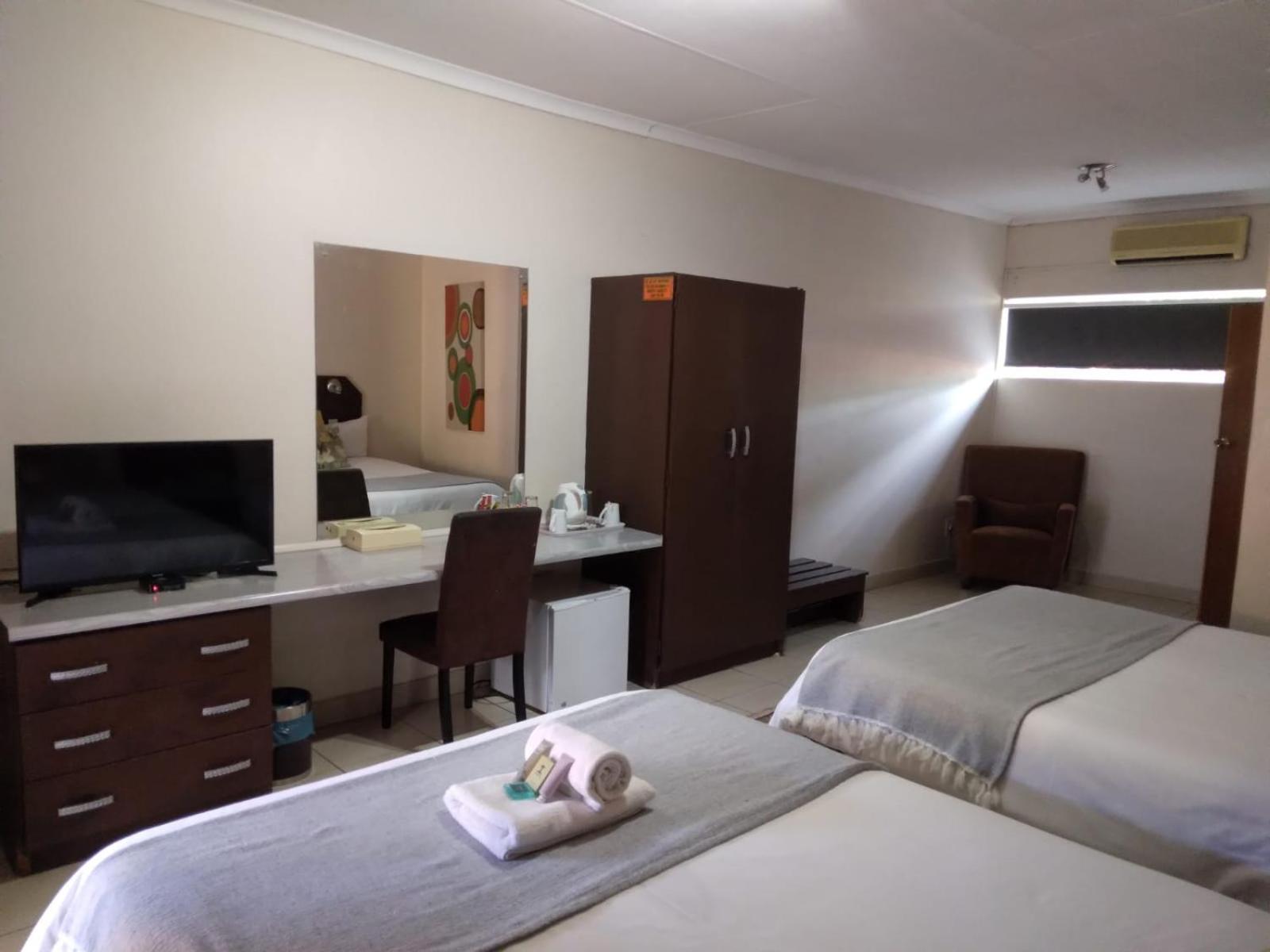 Deluxe Double Room (2 Adults + 1 Child) - Photo 1