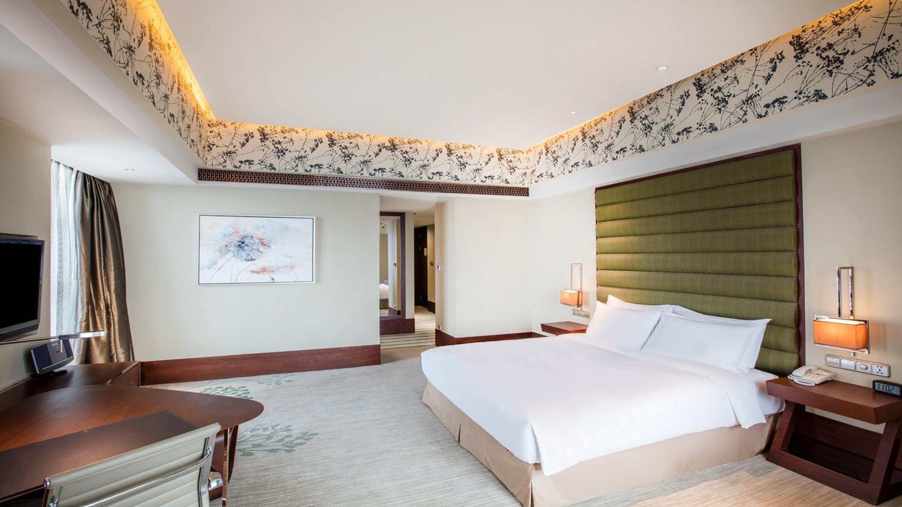 Premium King Room with Mountain View - Lounge Access - Photo 4