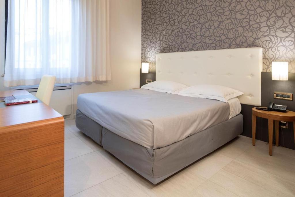 Standard Double or Twin Room - Photo 2
