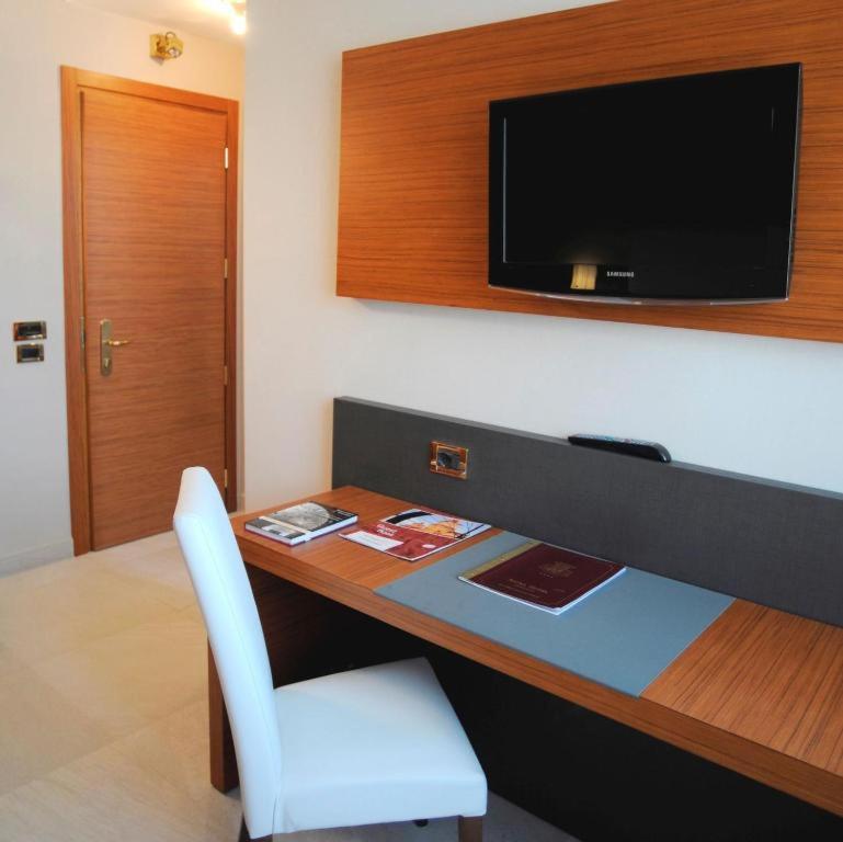 Standard Double or Twin Room - Photo 9