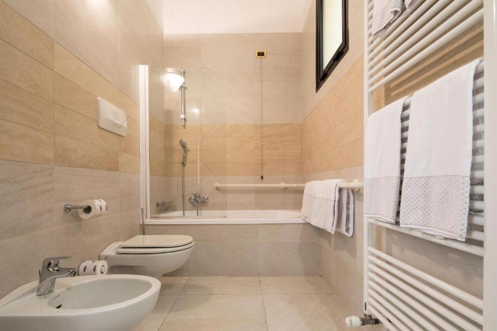 Standard Double or Twin Room - Photo 5