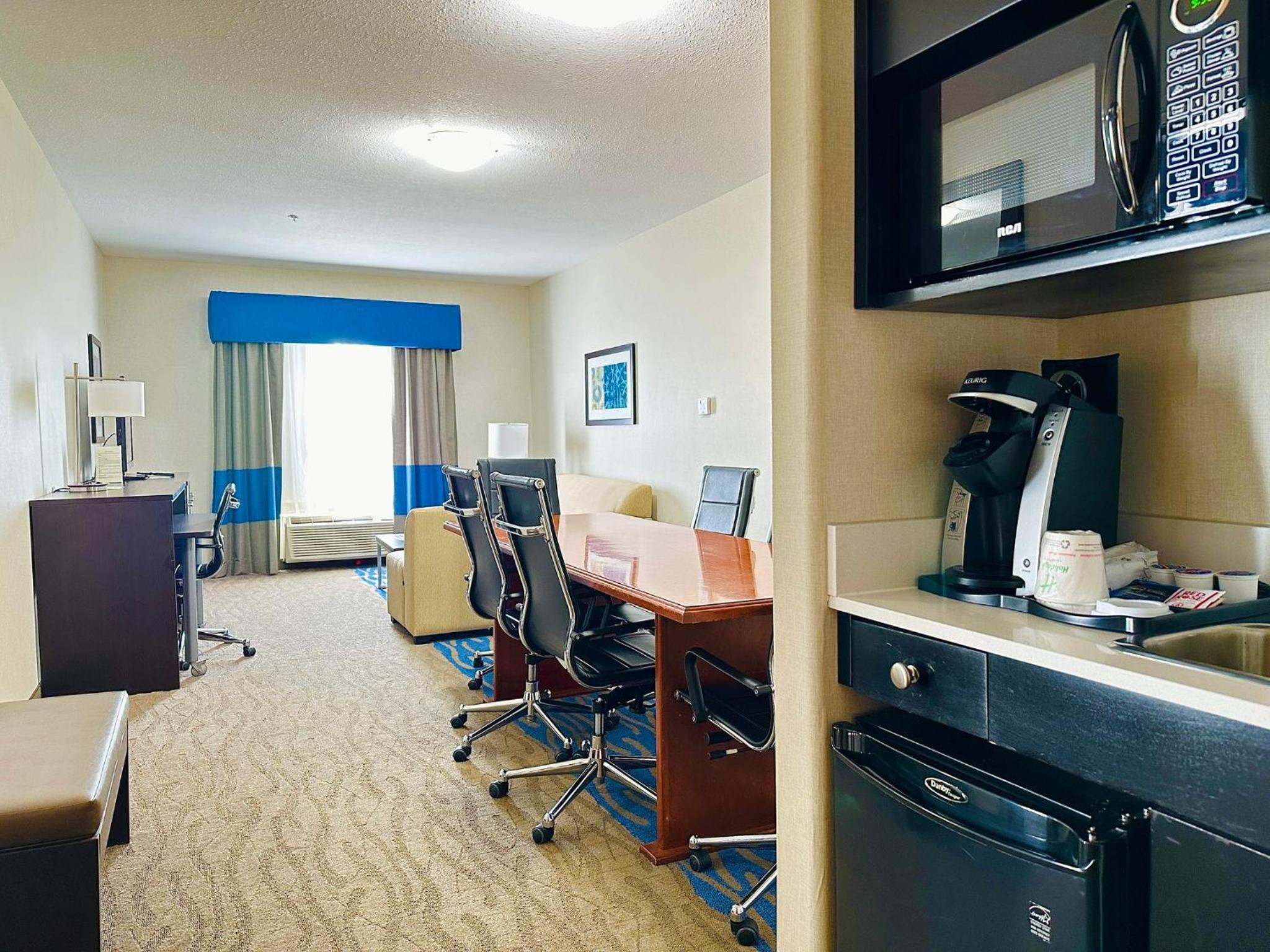 One-Bedroom King Suite - Photo 6