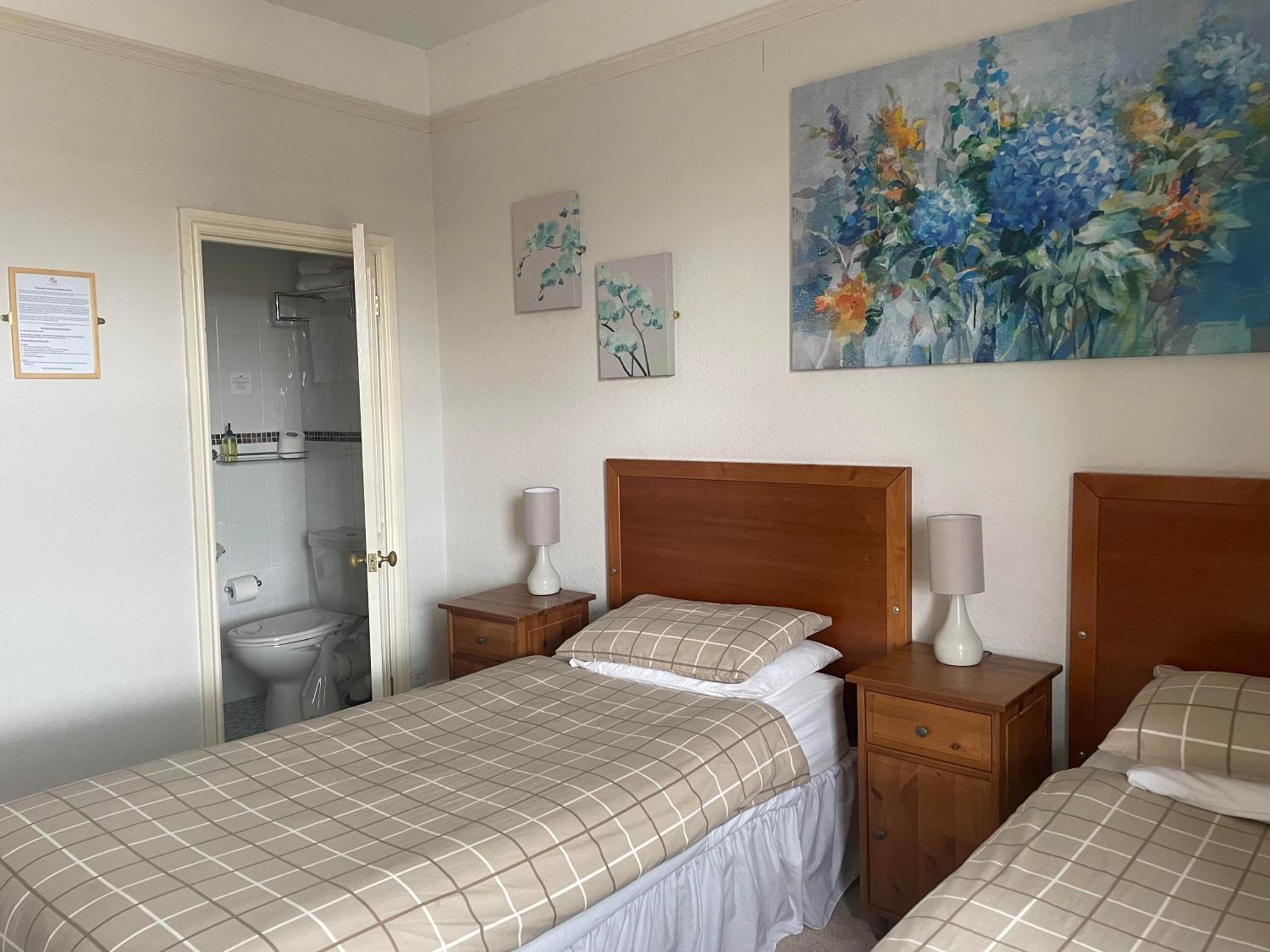 Twin Room - Photo 14