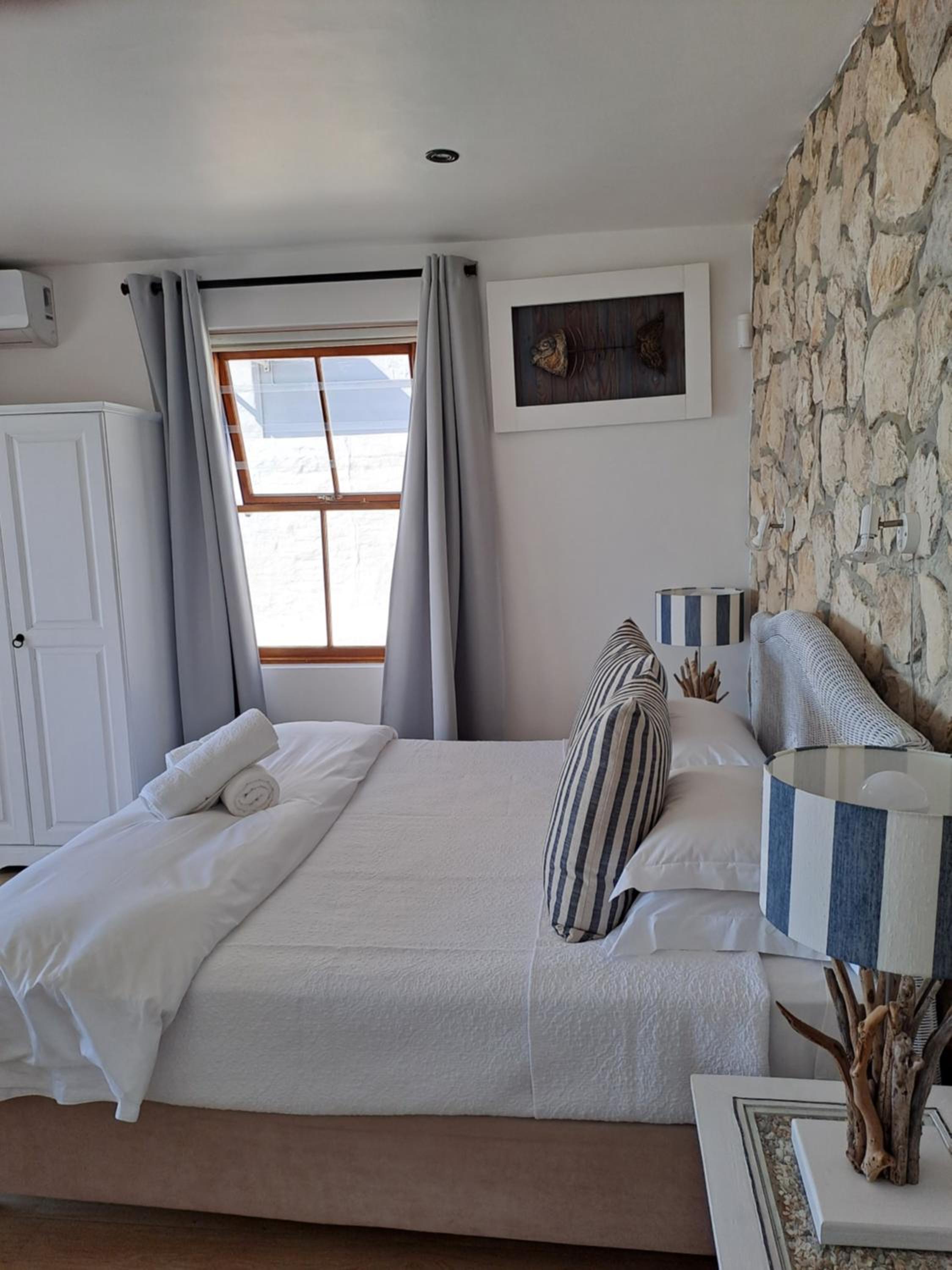 Luxury King Suite with Sea View photo 2