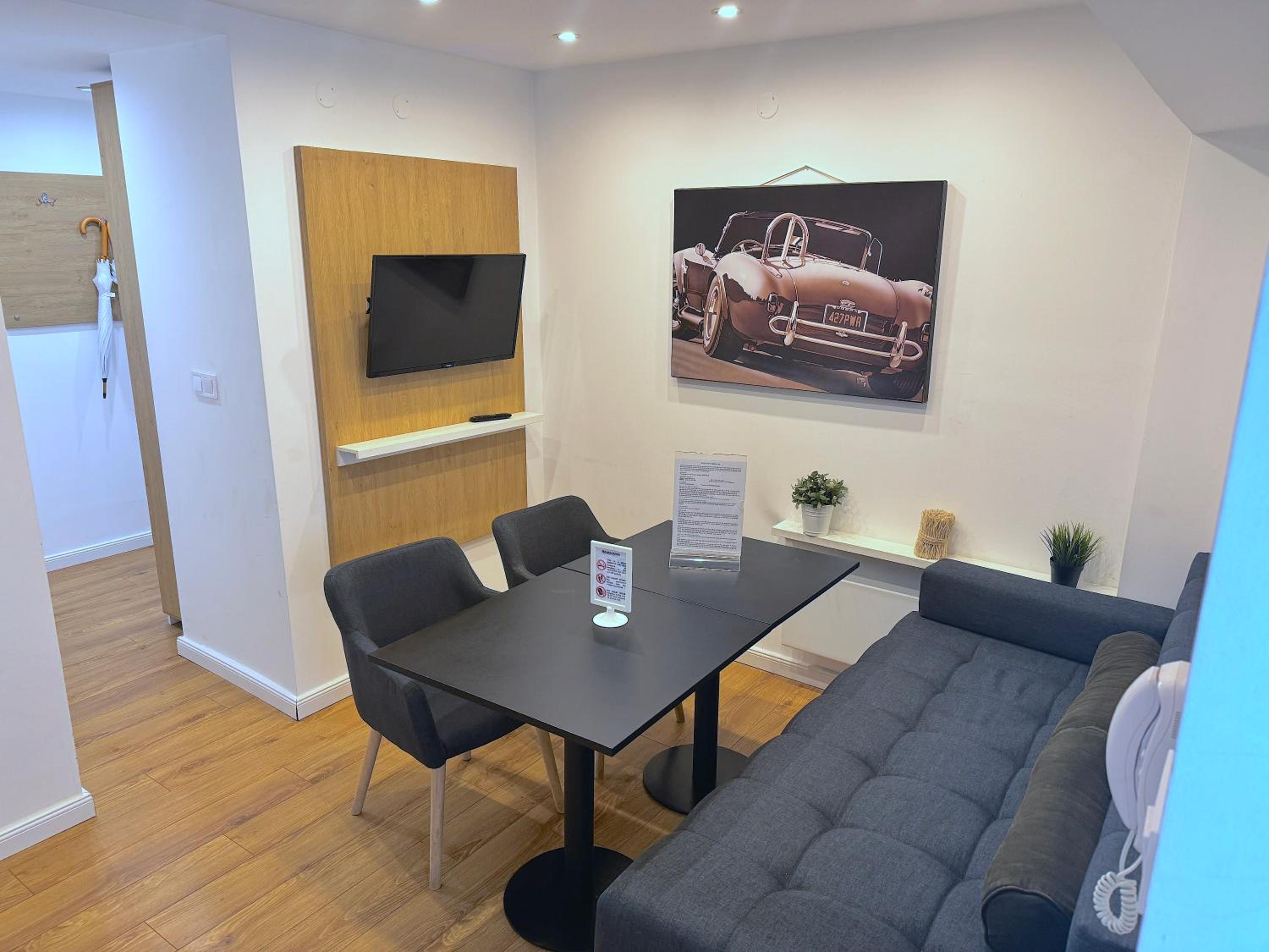 Semi-underground Two-bedroom Deluxe Apartment