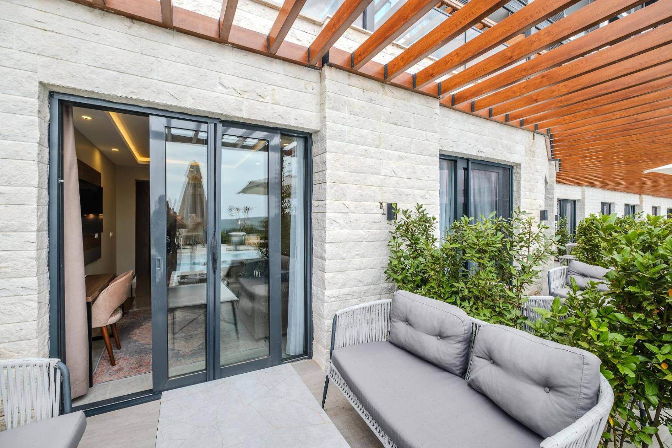 Double Room With Seaview - Direct Access to Pool - Photo 2
