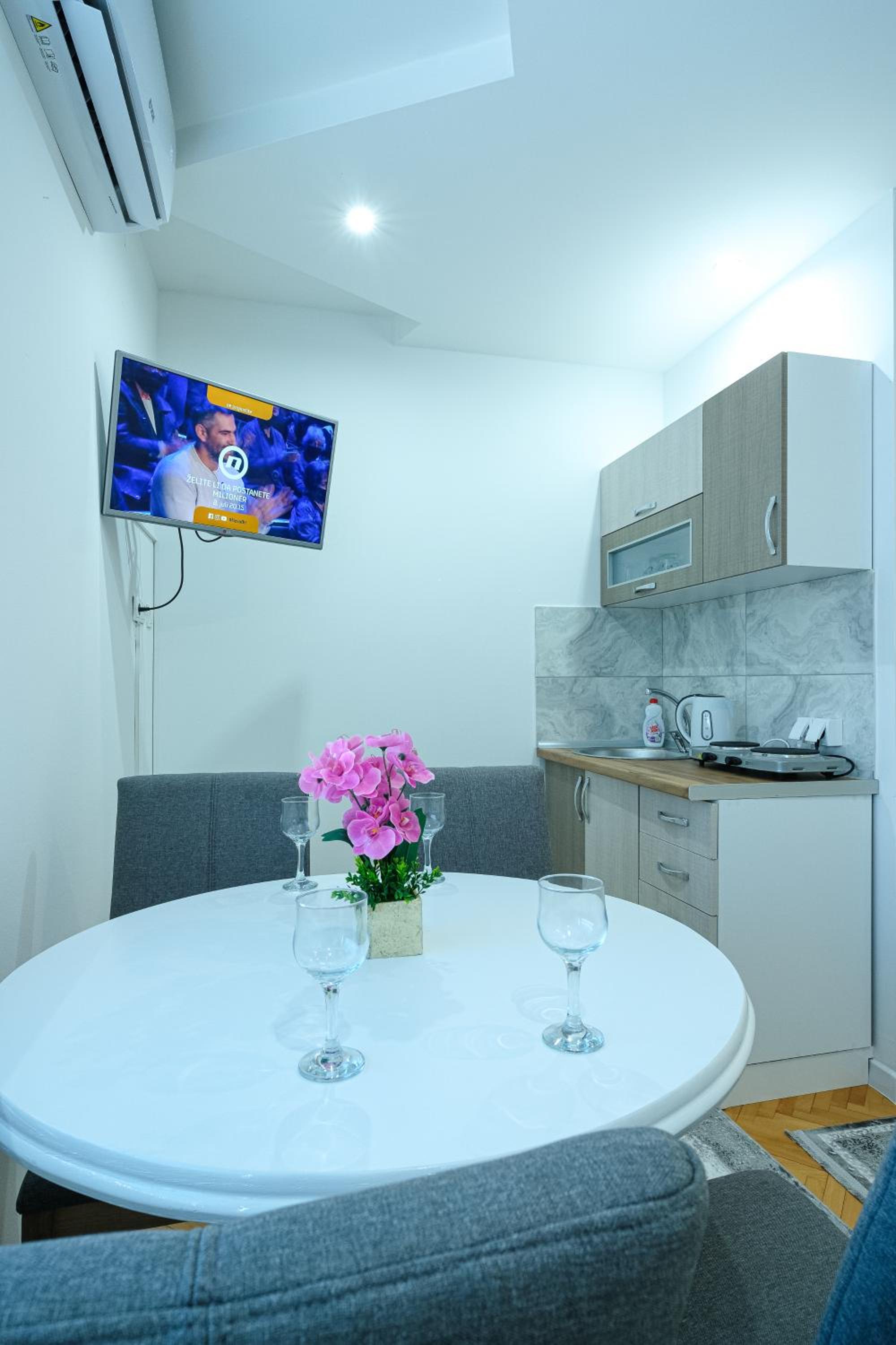 Deluxe Apartment photo 2