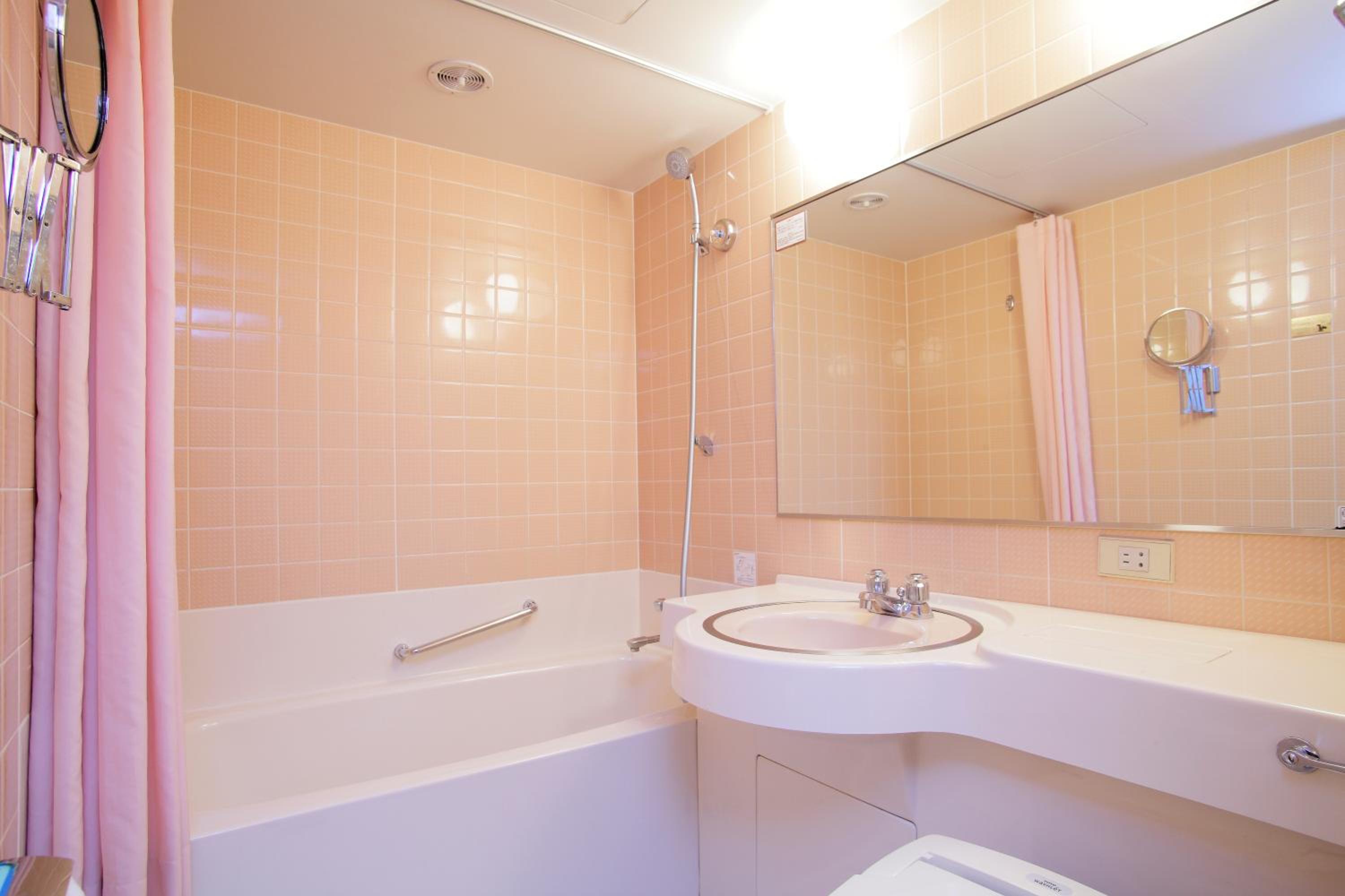 Standard Twin Room with Fitness Center Access - Non-Smoking - Photo 4