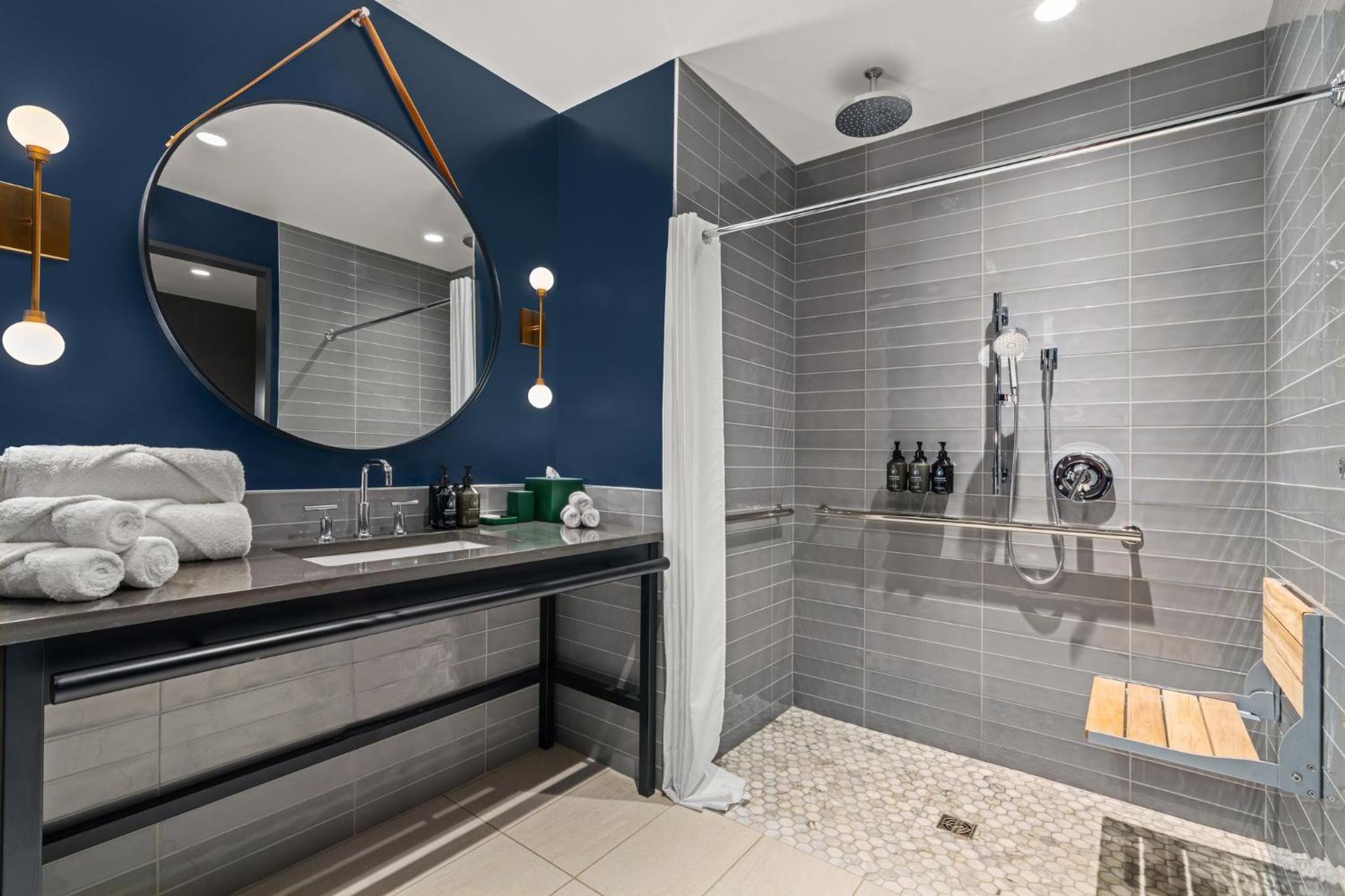 Standard King Room - Mobility Accessible - Photo 4