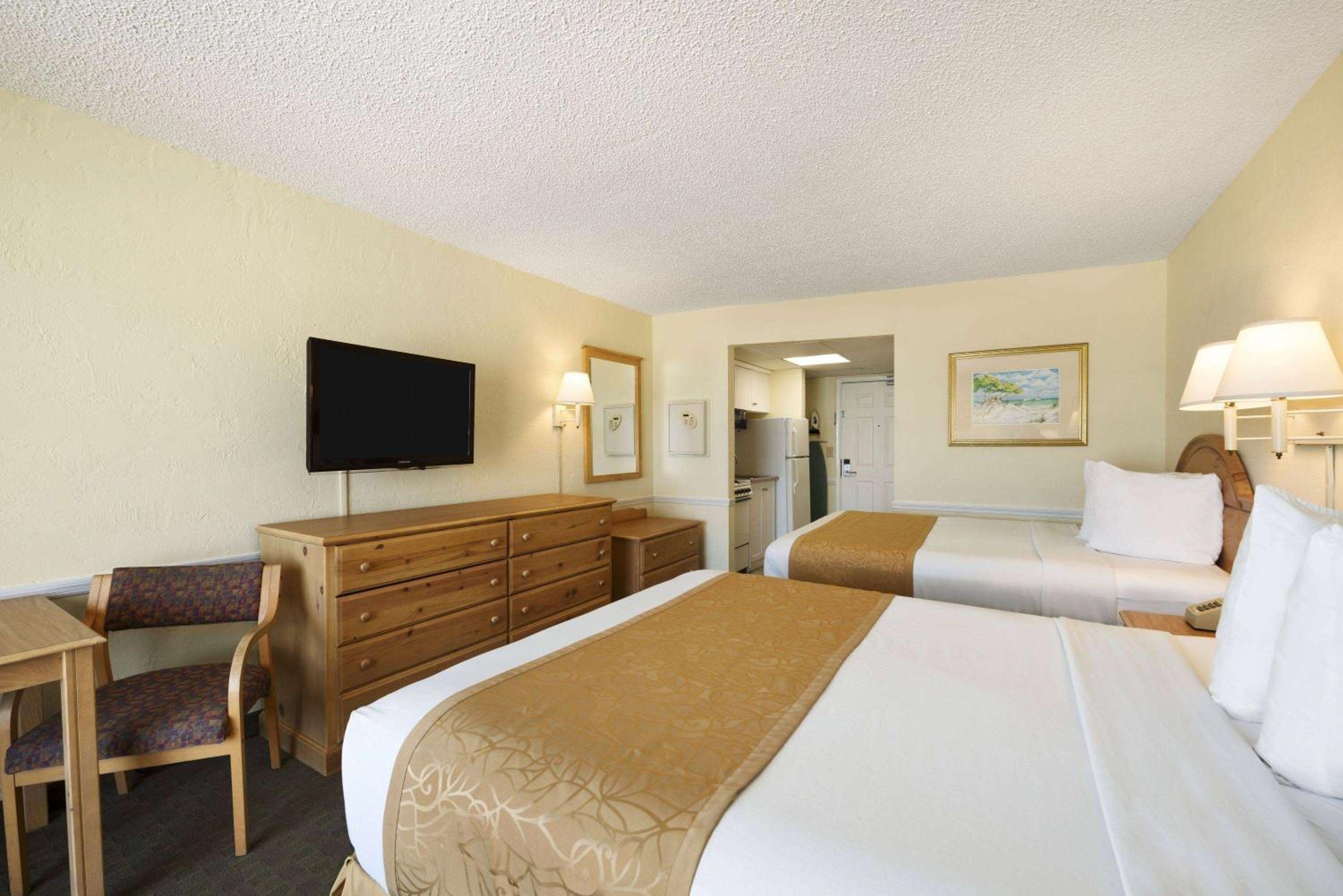 Queen Room with Queen Beds - Oceanfront/Non-Smoking - Photo 1