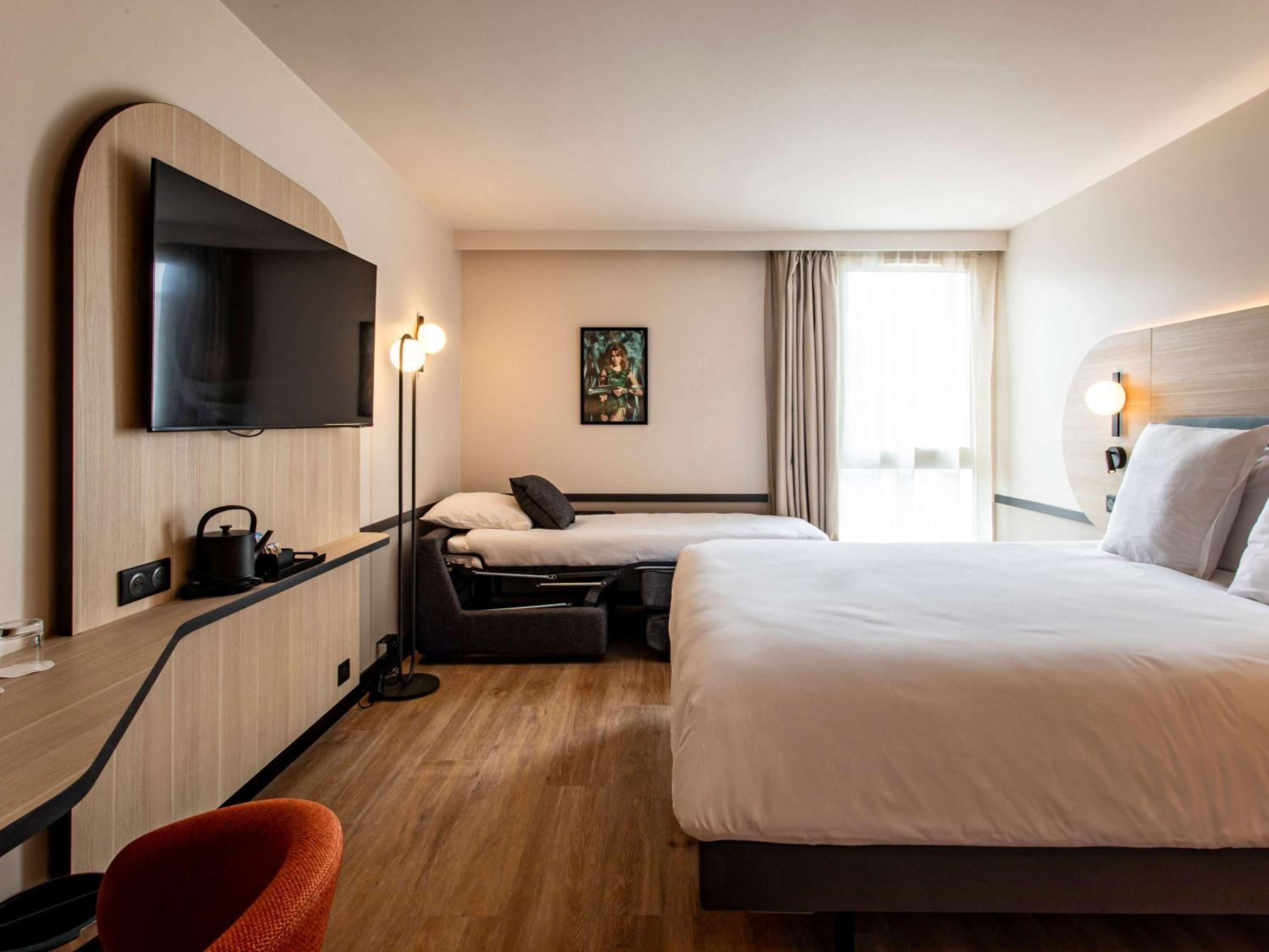 Double Room with One Double Bed and One Single Bed - Photo 1