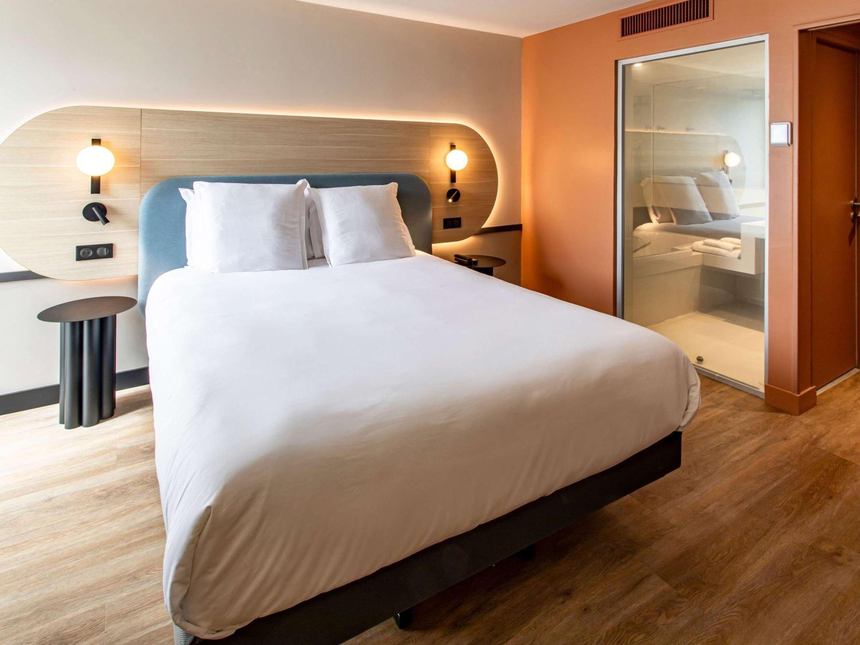 Double Room with One Double Bed and One Single Bed - Photo 12