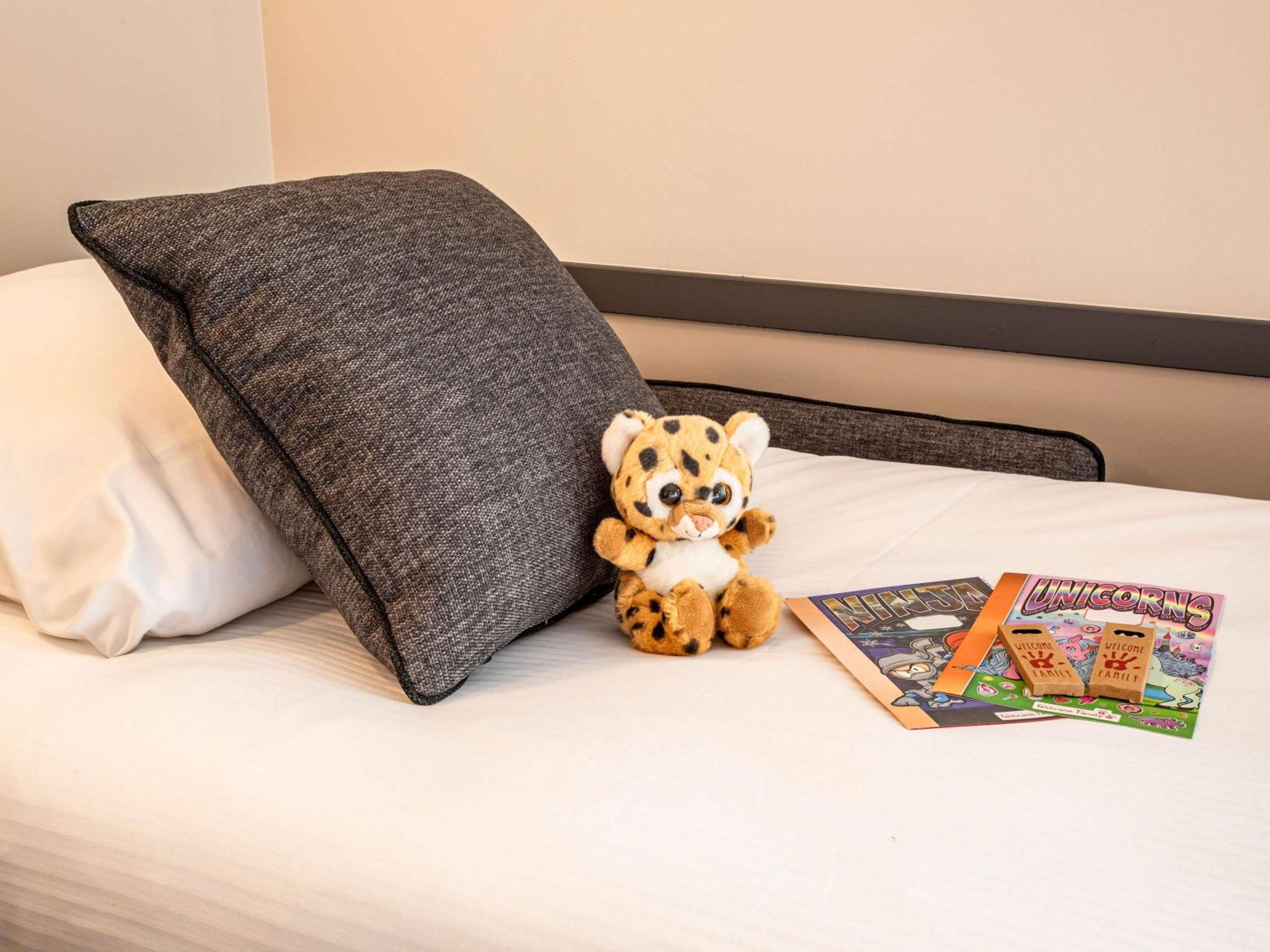 Double Room with One Double Bed and One Single Bed - Photo 10