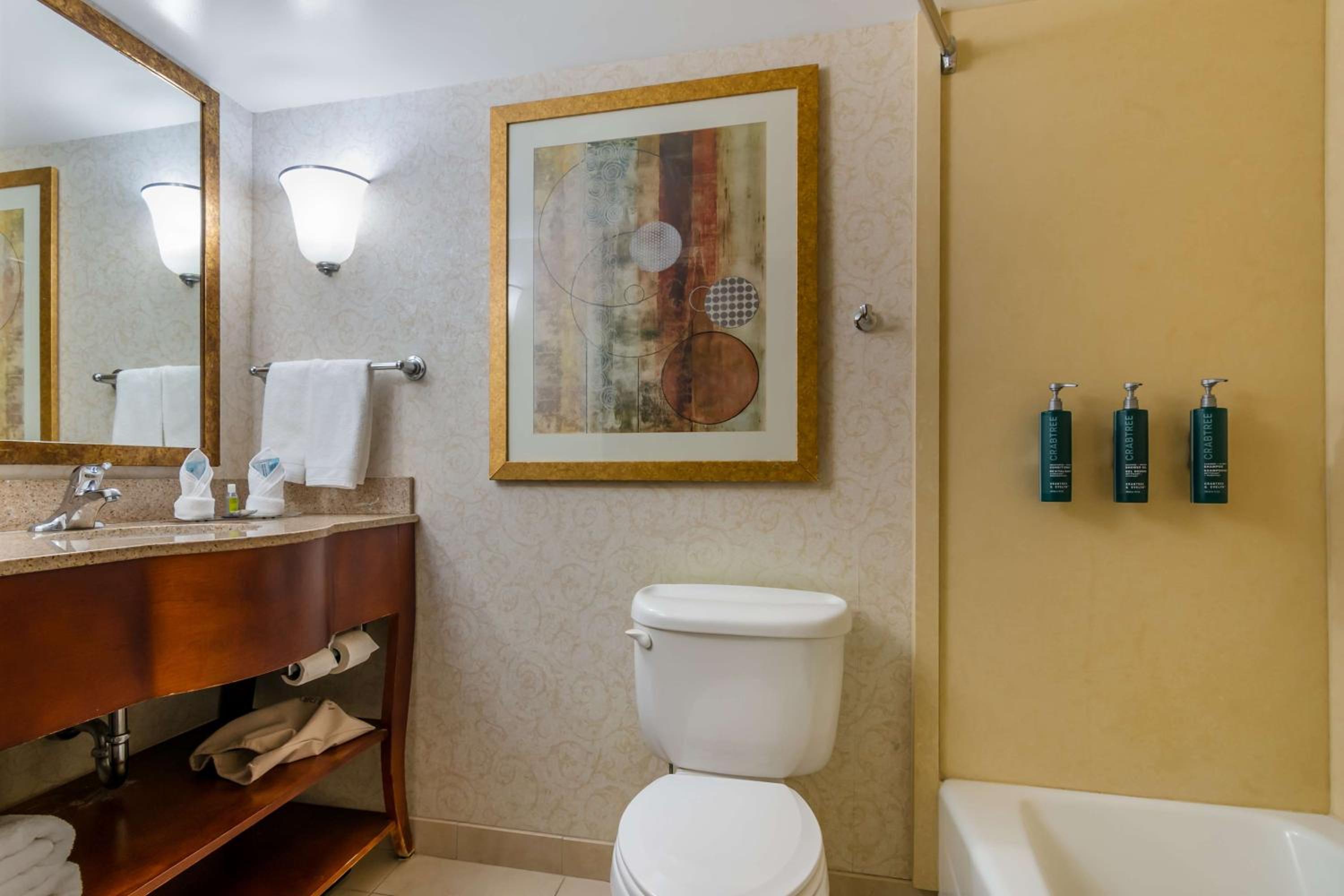 King Suite with Whirlpool - Non-Smoking - Photo 3