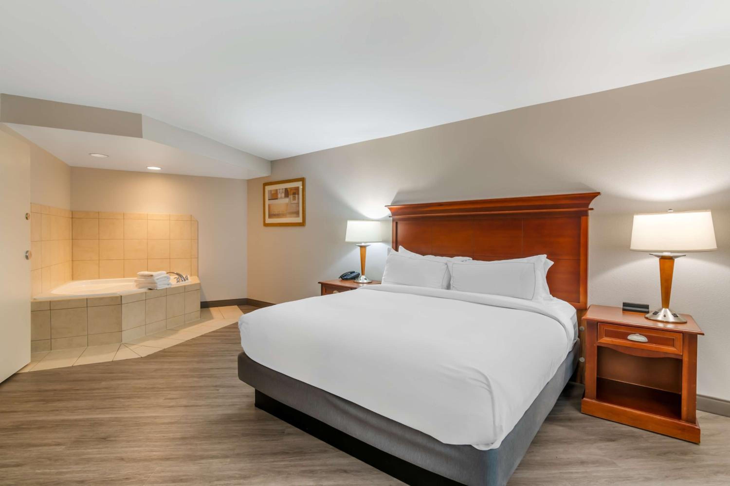 King Suite with Whirlpool - Non-Smoking - Photo 2