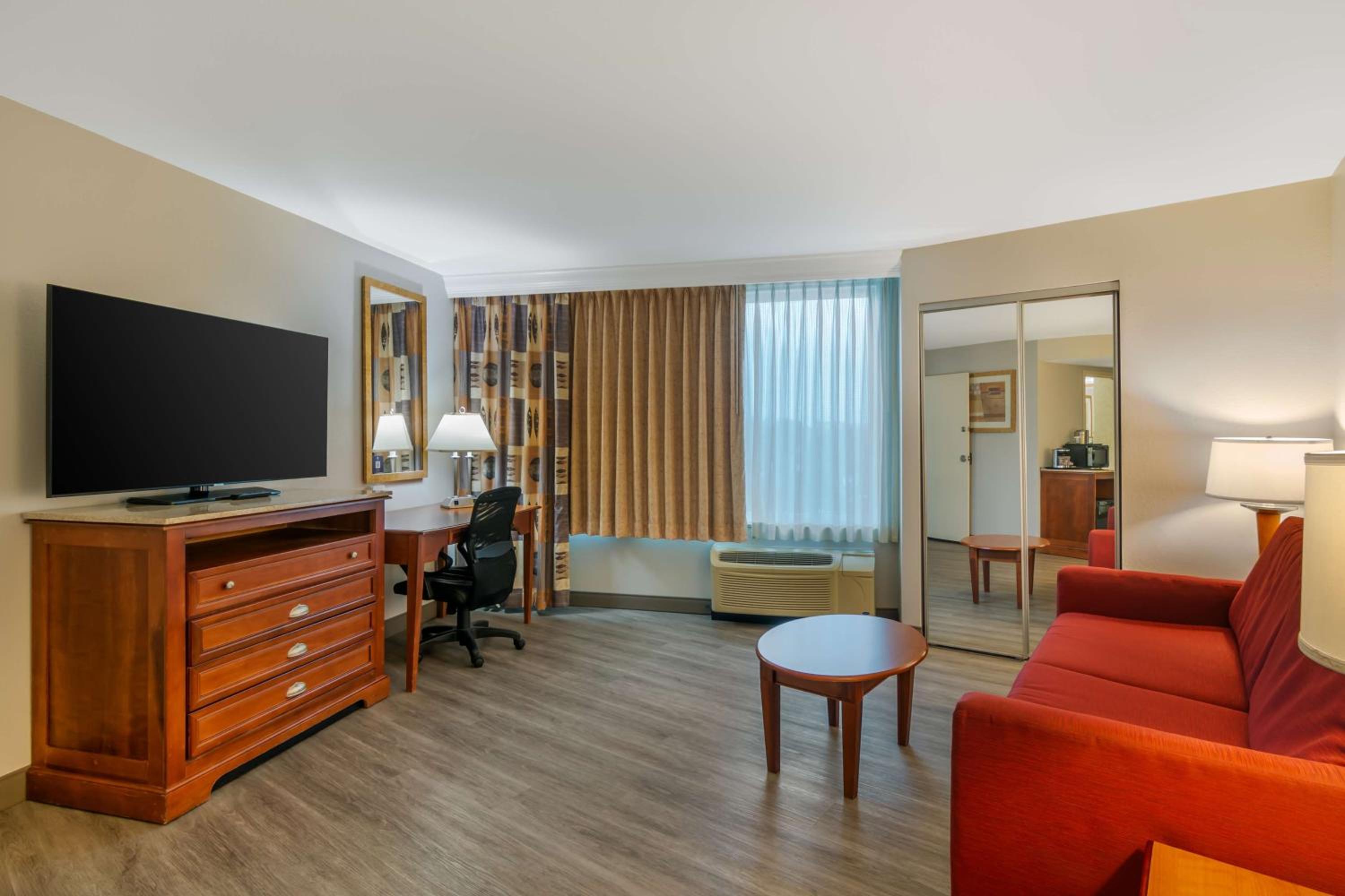 King Suite with Whirlpool - Non-Smoking - Photo 1