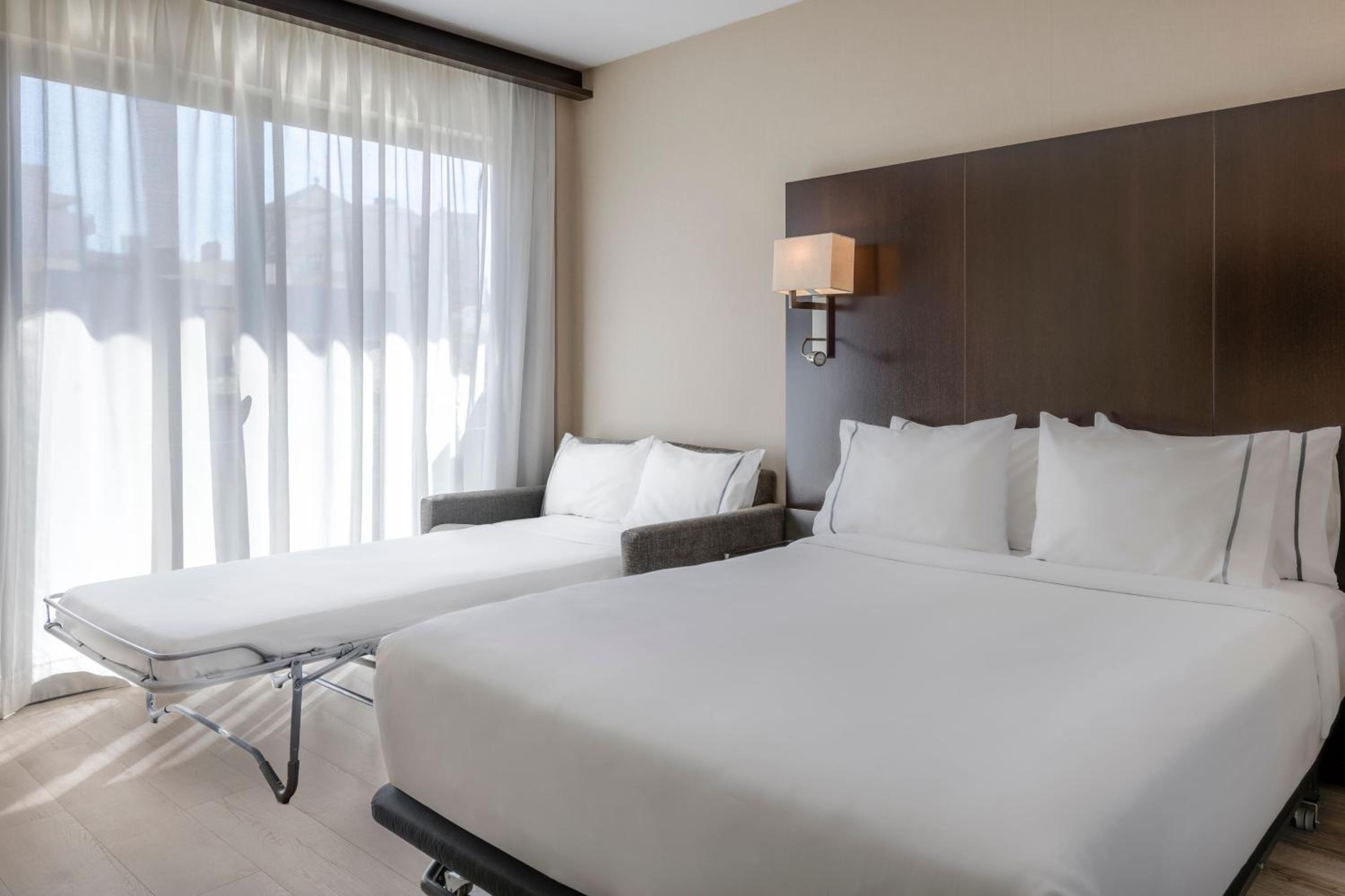 Standard Triple Room thumbnail 5