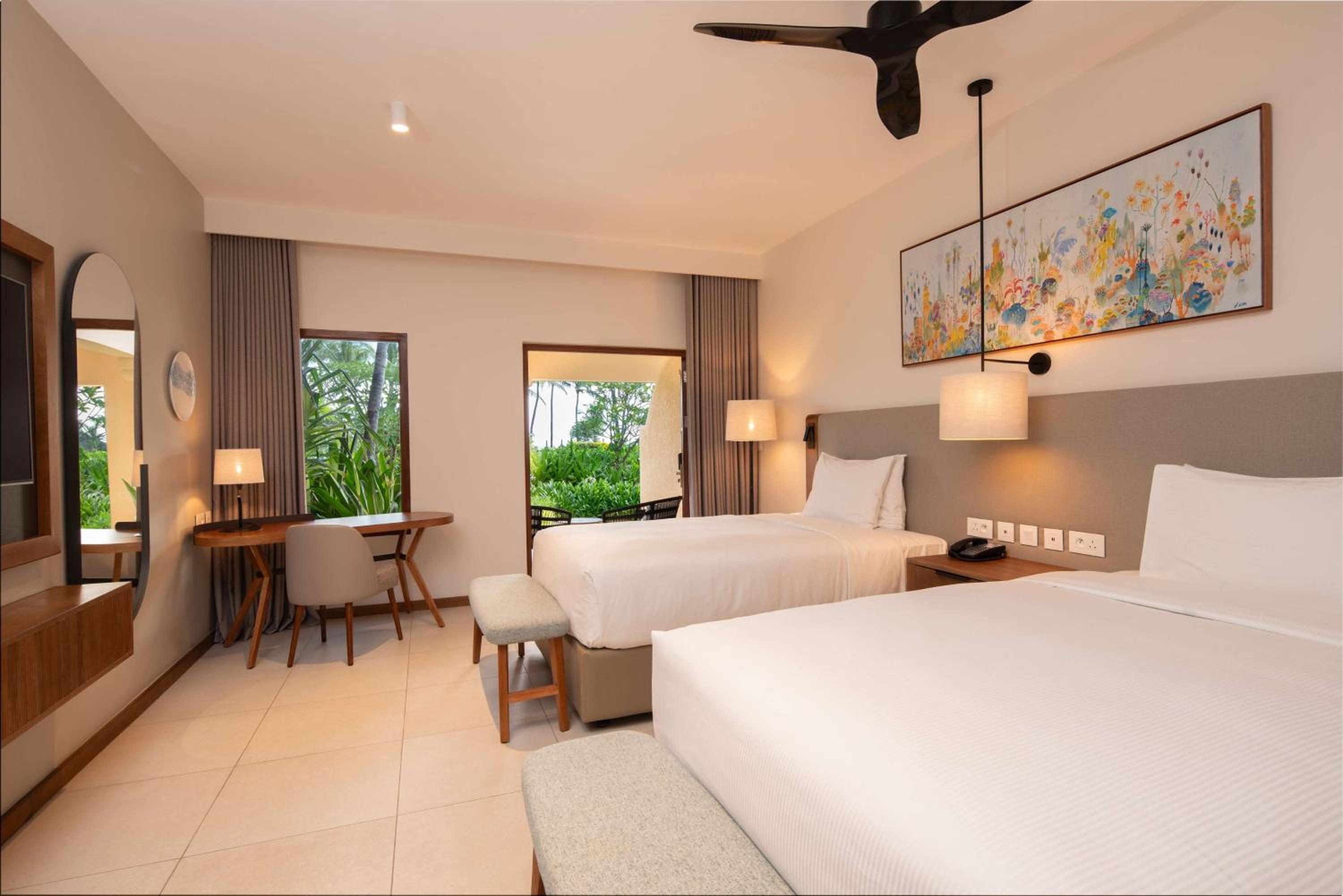 Deluxe King Room - Photo 9