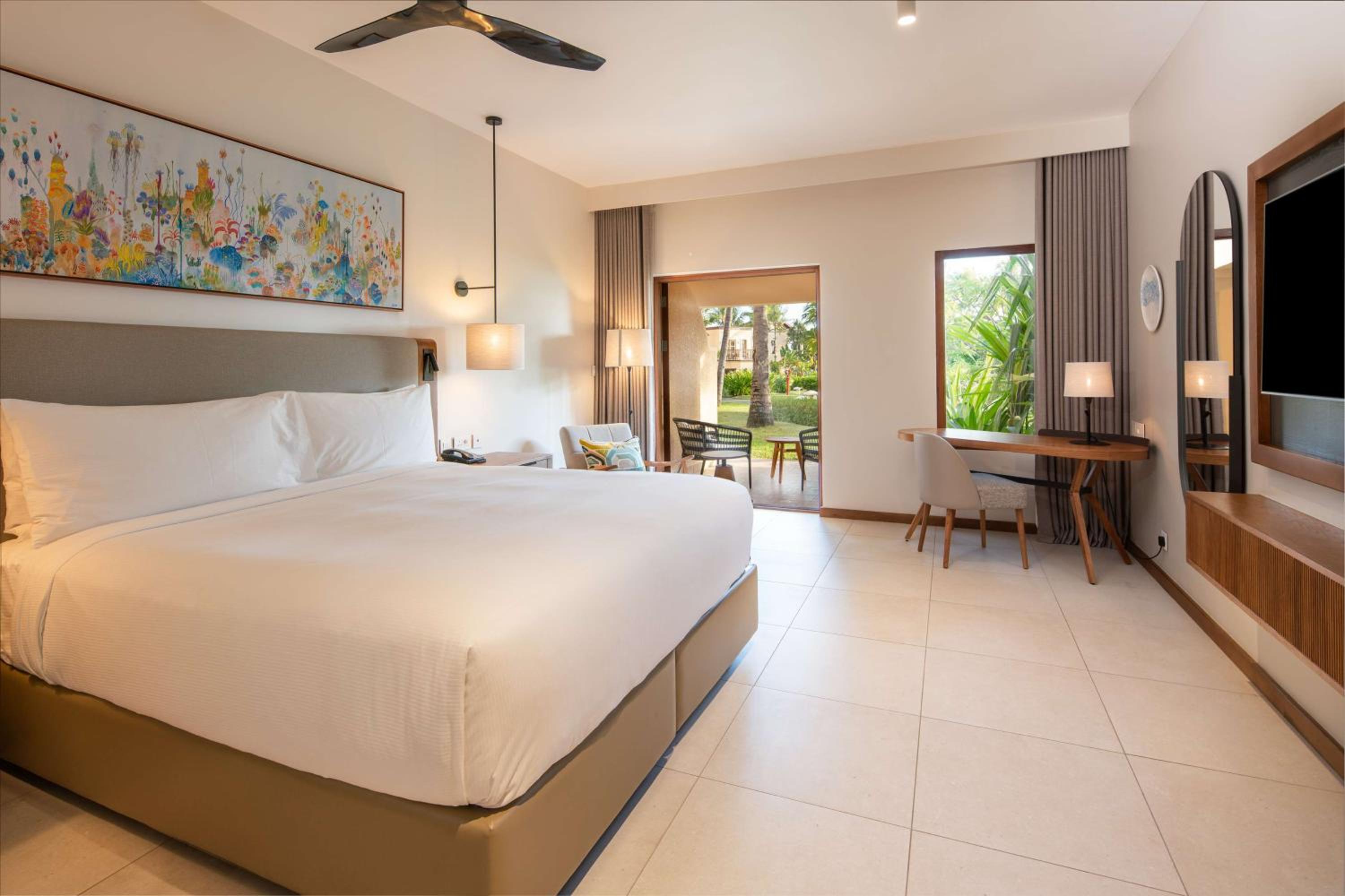 Deluxe King Room - Photo 15