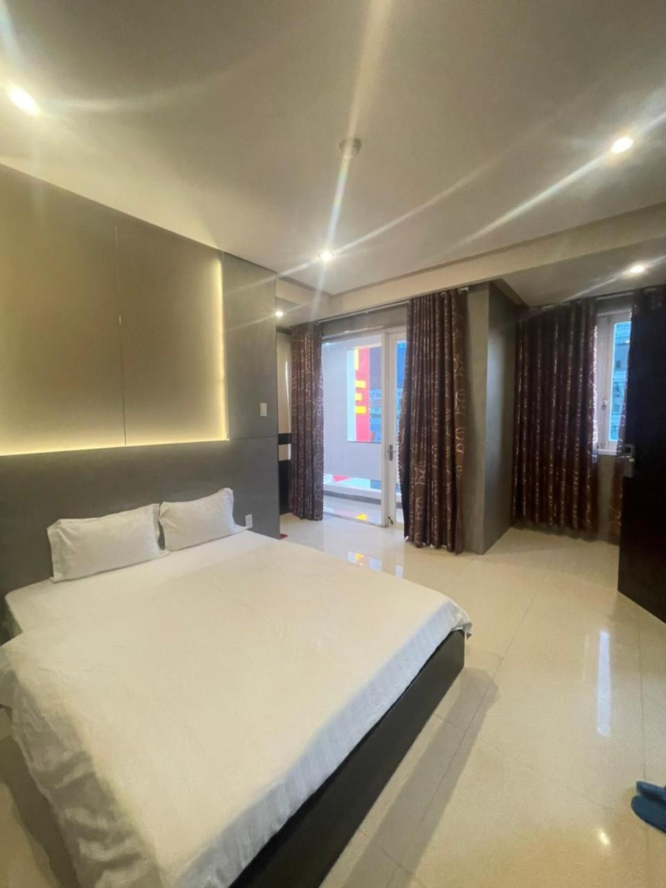 Deluxe Double Room with Balcony - Photo 12